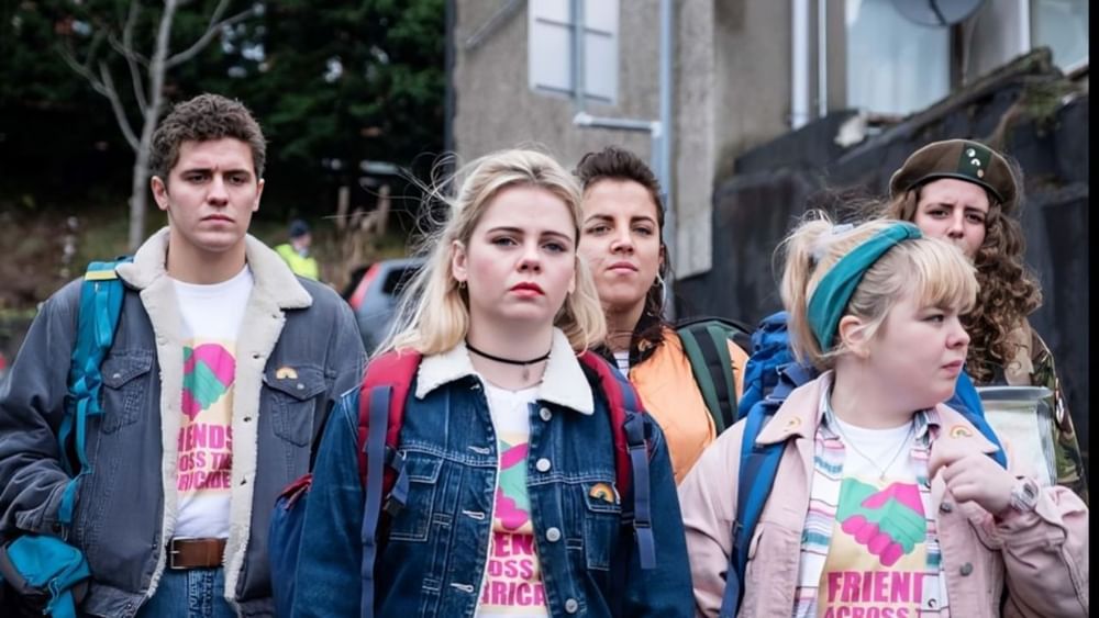 Derry Girls: ਇਹ ਇੱਕ ਬਹੁਤ ਹੀ ਮਜ਼ਾਕੀਆ ਸੀਰੀਜ਼ ਹੈ ਜੋ Northern ਆਇਰਲੈਂਡ ਵਿੱਚ 1990 ਦੇ ਦਹਾਕੇ ਦੇ Backdrop ਵਿੱਚ ਸੈੱਟ ਕੀਤੀ ਗਈ ਹੈ। ਲੀਸਾ ਮੈਕਗੀ ਦੁਆਰਾ ਬਣਾਇਆ ਗਿਆ, ਇਹ ਸ਼ੋਅ ਪੰਜ Teenagers ਦੀ ਜ਼ਿੰਦਗੀ ਦਿਖਾਉਂਦਾ ਹੈ ਜੋ ਇੱਕ ਕੈਥੋਲਿਕ ਸਕੂਲ ਵਿੱਚ ਪੜ੍ਹਦੇ ਹੋਏ ਰਾਜਨੀਤਿਕ ਉਥਲ-ਪੁਥਲ ਦੇ ਵਿਚਕਾਰ ਮਸਤੀ ਕਰਦੇ ਹਨ। ਆਲੋਚਕ ਇਸਨੂੰ "Brilliant Satire" ਕਹਿੰਦੇ ਹਨ, ਅਤੇ ਇਹ ਨੈੱਟਫਲਿਕਸ 'ਤੇ ਸਭ ਤੋਂ ਵੱਧ ਦੇਖੇ ਜਾਣ ਵਾਲੇ ਕਾਮੇਡੀਜ਼ ਵਿੱਚੋਂ ਇੱਕ ਹੈ।