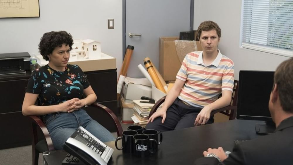Arrested Development: ਇੱਕ ਕਲਾਸਿਕ ਸਿਟਕਾਮ ਹੈ ਜੋ ਬਲੂਥ ਪਰਿਵਾਰ ਦੇ ਬੇਤੁਕੀ ਜ਼ਿੰਦਗੀ ਦਿਖਾਉਂਦਾ ਹੈ। ਜੇਸਨ ਬੈਟਮੈਨ (ਮਾਈਕਲ ਬਲੂਥ) ਆਪਣੇ ਪਰਿਵਾਰ ਦੇ ਕਾਰੋਬਾਰ ਨੂੰ ਡਿੱਗਣ ਤੋਂ ਬਚਾਉਣ ਦੀ ਕੋਸ਼ਿਸ਼ ਕਰਦਾ ਹੈ, ਪਰ ਹਰ ਕੋਈ ਇੰਨਾ ਸੁਆਰਥੀ ਅਤੇ ਅਜੀਬ ਹੈ ਕਿ ਇਹ ਮਜ਼ੇ ਨੂੰ ਹੋਰ ਵੀ ਵਧਾ ਦਿੰਦਾ ਹੈ। ਵਿਲ ਆਰਨੇਟ, ਮਾਈਕਲ ਸੇਰਾ ਅਤੇ ਪੋਰਟੀਆ ਡੀ ਰੌਸੀ ਵਰਗੇ ਸਿਤਾਰਿਆਂ ਦਾ ਕਾਮੇਡੀ ਟਾਈਮਿੰਗ ਇਸਨੂੰ ਇੱਕ ਮਾਸਟਰਕਲਾਸ ਬਣਾਉਂਦਾ ਹੈ।