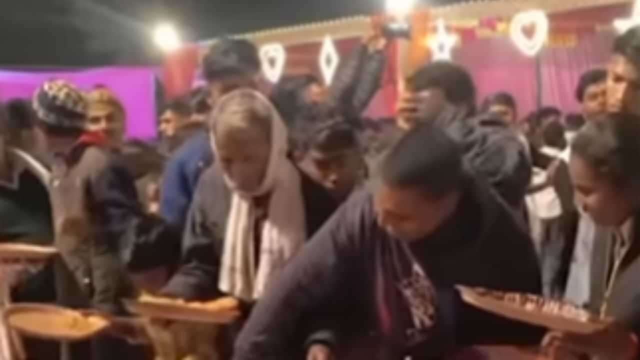 Viral: ਭੁੱਖਿਆਂ ਵਾਂਗ ਪੂੜੀਆਂ ਤੇ ਟੁੱਟ ਪਏ ਲੋਕ, VIDEO ਦੇਖ ਹੈਰਾਨ ਹੋਈ ਜਨਤਾ
