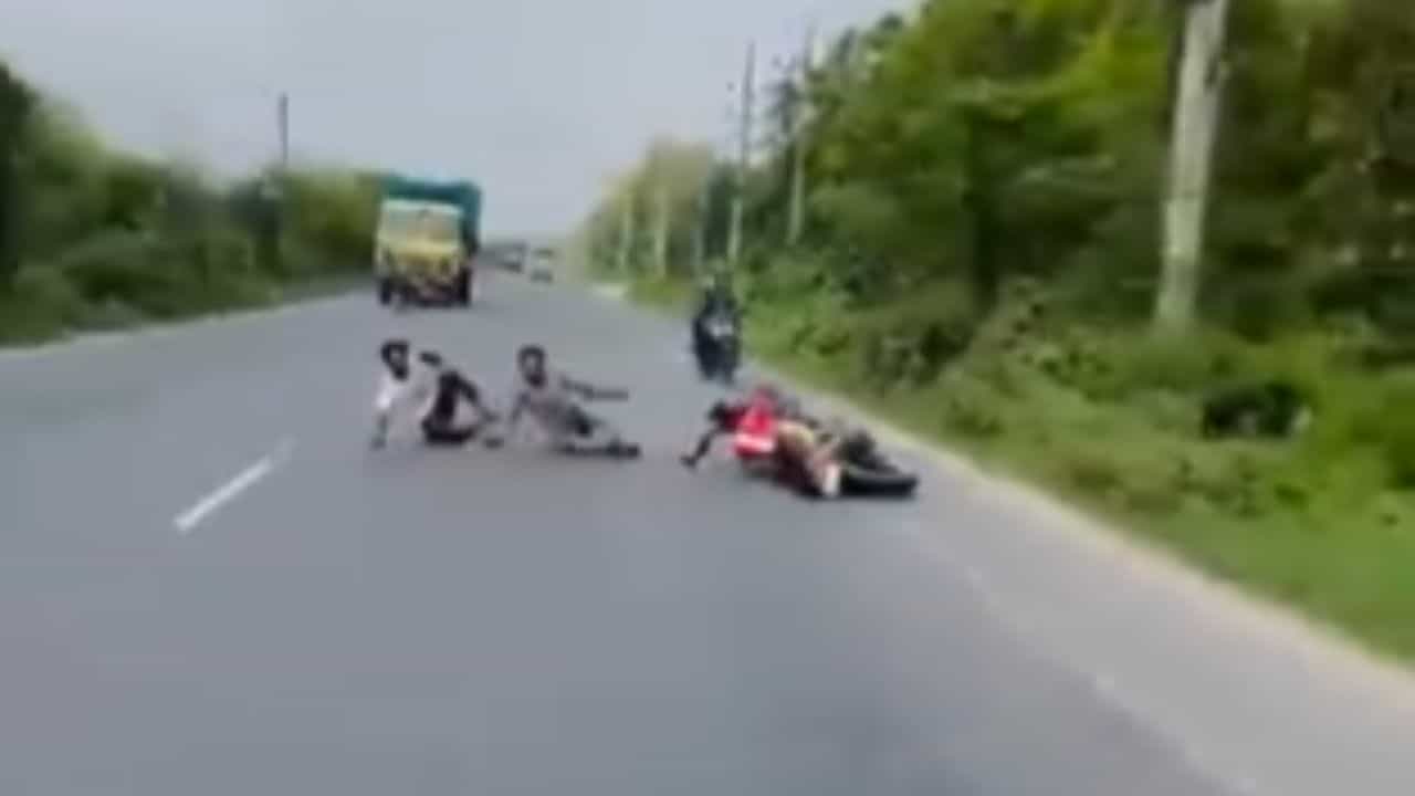 Video Viral: Cool ਬਣਨ ਦੇ ਚੱਕਰ ਚ ਬਾਈਕ ਤੇ ਸਟੰਟ ਕਰ ਕਰ ਰਹੇ ਸੀ ਮੁੰਡੇ, ਪਰ ਪੁੱਠੀ ਪੈ ਗਈ ਖੇਡ Video Viral: Cool ਬਣਨ ਦੇ ਚੱਕਰ ਚ ਬਾਈਕ ਤੇ ਸਟੰਟ ਕਰ ਕਰ ਰਹੇ ਸੀ ਮੁੰਡੇ, ਪਰ ਪੁੱਠੀ ਪੈ ਗਈ ਖੇਡ