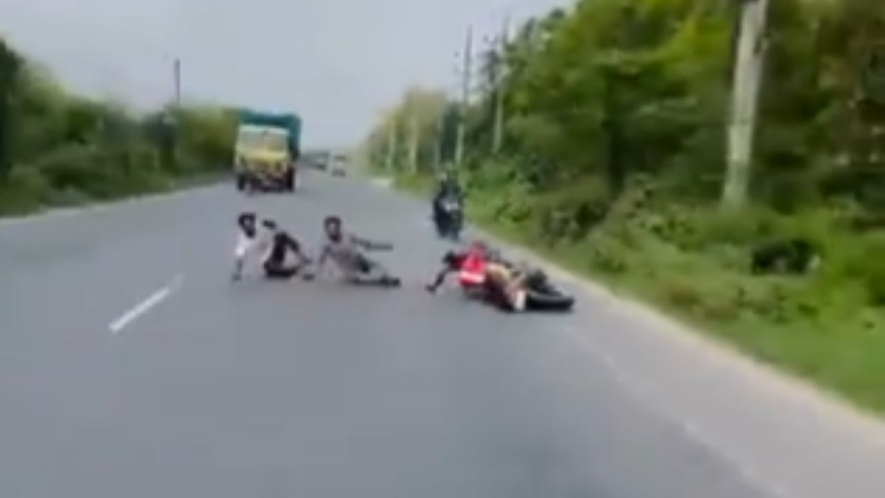 Video Viral: Cool ਬਣਨ ਦੇ ਚੱਕਰ ‘ਚ ਬਾਈਕ ‘ਤੇ ਸਟੰਟ ਕਰ ਕਰ ਰਹੇ ਸੀ ਮੁੰਡੇ, ਪਰ ਪੁੱਠੀ ਪੈ ਗਈ ਖੇਡ Video Viral: Cool ਬਣਨ ਦੇ ਚੱਕਰ ‘ਚ ਬਾਈਕ ‘ਤੇ ਸਟੰਟ ਕਰ ਕਰ ਰਹੇ ਸੀ ਮੁੰਡੇ, ਪਰ ਪੁੱਠੀ ਪੈ ਗਈ ਖੇਡ