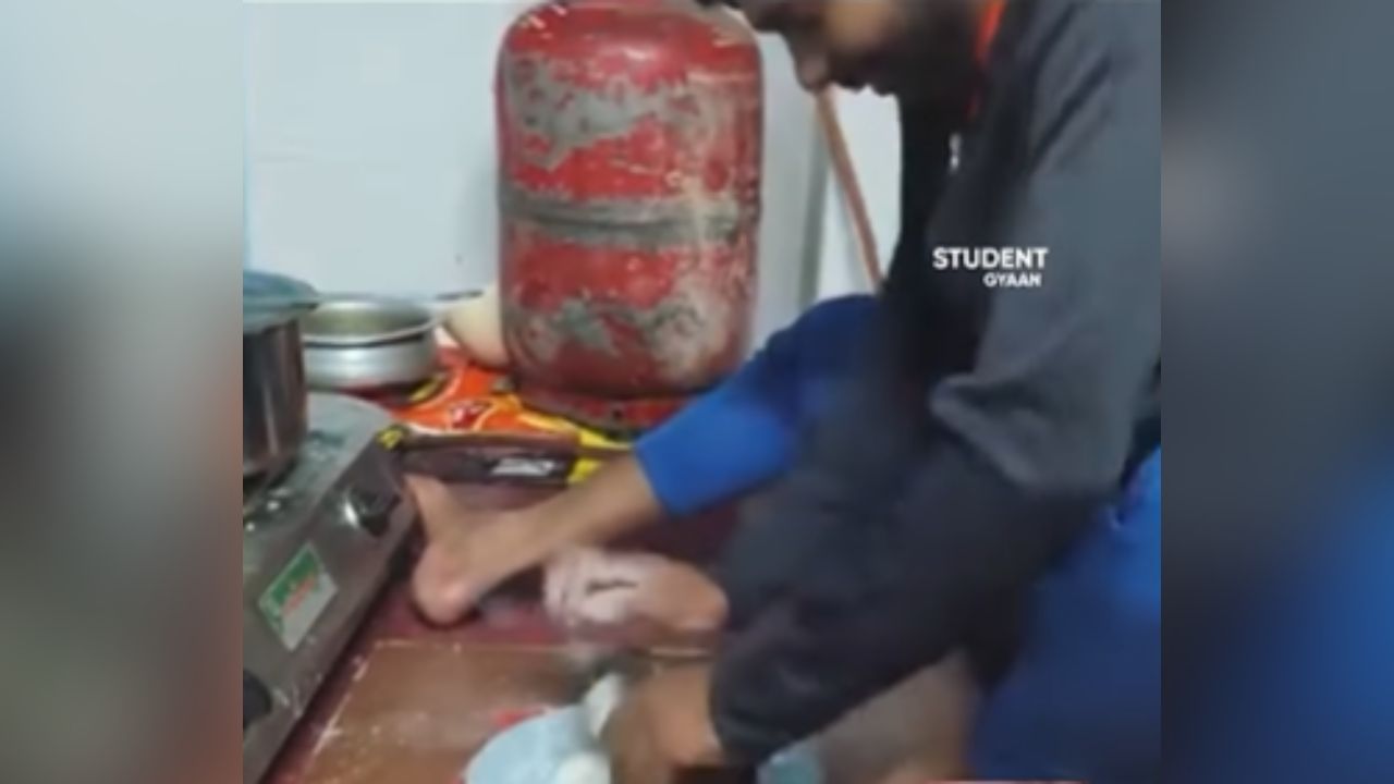 Viral Video: ਮੁੰਡੇ ਨੇ ਬੀਅਰ ਦੀ ਬੋਤਲ ਨਾਲ ਵੇਲੀਆਂ ਰੋਟੀਆਂ, ਦੇਖ ਕੇ ਦੰਗ ਰਹਿ ਗਈ ਜਨਤਾ Viral Video: ਮੁੰਡੇ ਨੇ ਬੀਅਰ ਦੀ ਬੋਤਲ ਨਾਲ ਵੇਲੀਆਂ ਰੋਟੀਆਂ, ਦੇਖ ਕੇ ਦੰਗ ਰਹਿ ਗਈ ਜਨਤਾ
