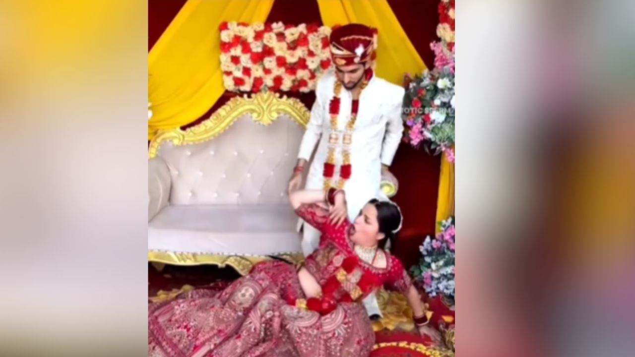 Viral Dance: ਲਾੜੇ ਨੇ ਲਾੜੀ ਨੂੰ ਨੱਚਣ ਲਈ ਕੀਤਾ ਮਜਬੂਰ ਤਾਂ Foam ‘ਚ ਆ ਗਈ ਕੁੜੀ, ਲੋਕ ਬੋਲੇ- ਆ ਗਈ ਨੋਰਾ ਦੀ ਆਤਮਾ Viral Dance: ਲਾੜੇ ਨੇ ਲਾੜੀ ਨੂੰ ਨੱਚਣ ਲਈ ਕੀਤਾ ਮਜਬੂਰ ਤਾਂ Foam ‘ਚ ਆ ਗਈ ਕੁੜੀ, ਲੋਕ ਬੋਲੇ- ਆ ਗਈ ਨੋਰਾ ਦੀ ਆਤਮਾ