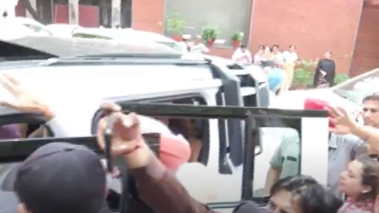 National Herald case: ਕਾਂਗਰਸ ਦਾ ਵਿਰੋਧ ਜਾਰੀ, ਸ਼ਾਂਤੀ ਪ੍ਰਦਰਸ਼ਨ ਦੌਰਾਨ ਆਗੂਆਂ ਨੂੰ ਅੱਗੇ ਵਧਣ ਤੋਂ ਰੋਕਿਆ ਗਿਆ!