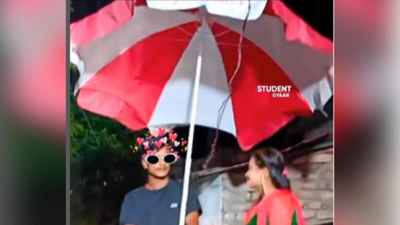ਭਾਰੀ ਮੀਂਹ ਦੌਰਾਨ ਵੀ ਡਾਂਸ ਕਰ ਰਹੀ ਸੀ ਕੁੜੀ, ਸਟੇਜ ਤੇ ਛੱਤਰੀ ਲੈ ਕੇ ਪਹੁੰਚ ਗਿਆ ਮੁੰਡਾ... VIDEO ਵਾਇਰਲ