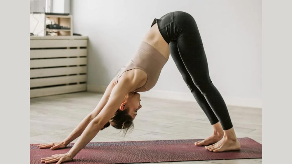 ਅਧੋਮੁਖ ਆਸਣ ਜਾਂ ਅਧੋਮੁਖ ਸਵਾਨਾਸਨ ਕਰਨ ਨਾਲ ਨਾ ਸਿਰਫ਼ ਤੁਹਾਡੀਆਂ ਲੱਤਾਂ ਮਜ਼ਬੂਤ ​​ਹੋਣਗੀਆਂ ਸਗੋਂ ਪਿੱਠ ਦਰਦ ਅਤੇ ਤਣਾਅ ਤੋਂ ਵੀ ਰਾਹਤ ਮਿਲੇਗੀ। ਇਸ ਨਾਲ ਸਰੀਰ ਦੀ ਲਚਕਤਾ ਵੀ ਵਧਦੀ ਹੈ। ਇਹ ਆਸਣ ਬਾਹਾਂ ਅਤੇ ਲੱਤਾਂ ਦੀਆਂ ਮੁੱਖ ਮਾਸਪੇਸ਼ੀਆਂ ਨੂੰ ਮਜ਼ਬੂਤ ​​ਕਰਨ ਲਈ ਬਹੁਤ ਵਧੀਆ ਹੈ। ਅਜਿਹਾ ਕਰਨ ਲਈ, ਮੈਟ 'ਤੇ ਸਿੱਧੇ ਖੜ੍ਹੇ ਹੋਵੋ, ਦੋਵੇਂ ਹੱਥ ਉੱਪਰ ਵੱਲ ਚੁੱਕੋ, ਅੱਗੇ ਝੁਕੋ ਅਤੇ ਹਥੇਲੀਆਂ ਨੂੰ ਜ਼ਮੀਨ 'ਤੇ ਰੱਖੋ। ਇਸ ਦੌਰਾਨ, ਕੁੱਲ੍ਹੇ ਉੱਪਰ ਵੱਲ ਚੁੱਕਣੇ ਚਾਹੀਦੇ ਹਨ ਅਤੇ ਲੱਤਾਂ ਪਿੱਠ ਦੇ ਨਾਲ-ਨਾਲ ਸਿੱਧੀਆਂ ਹੋਣੀਆਂ ਚਾਹੀਦੀਆਂ ਹਨ।