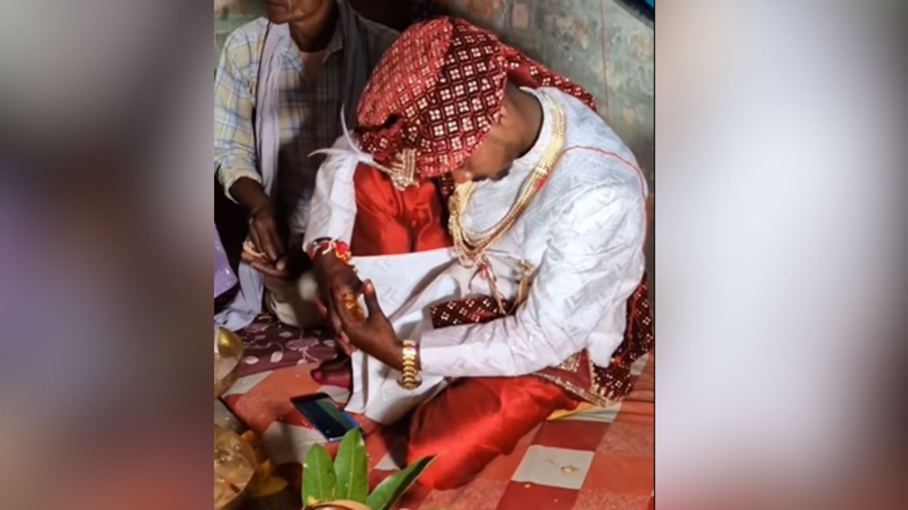 Viral: ਵਿਆਹ ਤਾਂ ਹੁੰਦਾ ਹੀ ਰਵੇਗਾ ਪਰ IPL ਨਹੀਂ ਮਿਸ ਹੋਣਾ ਚਾਹੀਦਾ! ਲਾੜੇ ਦਾ ਵਾਇਰਲ VIDEO ਦੇਖੋ Viral: ਵਿਆਹ ਤਾਂ ਹੁੰਦਾ ਹੀ ਰਵੇਗਾ ਪਰ IPL ਨਹੀਂ ਮਿਸ ਹੋਣਾ ਚਾਹੀਦਾ! ਲਾੜੇ ਦਾ ਵਾਇਰਲ VIDEO ਦੇਖੋ