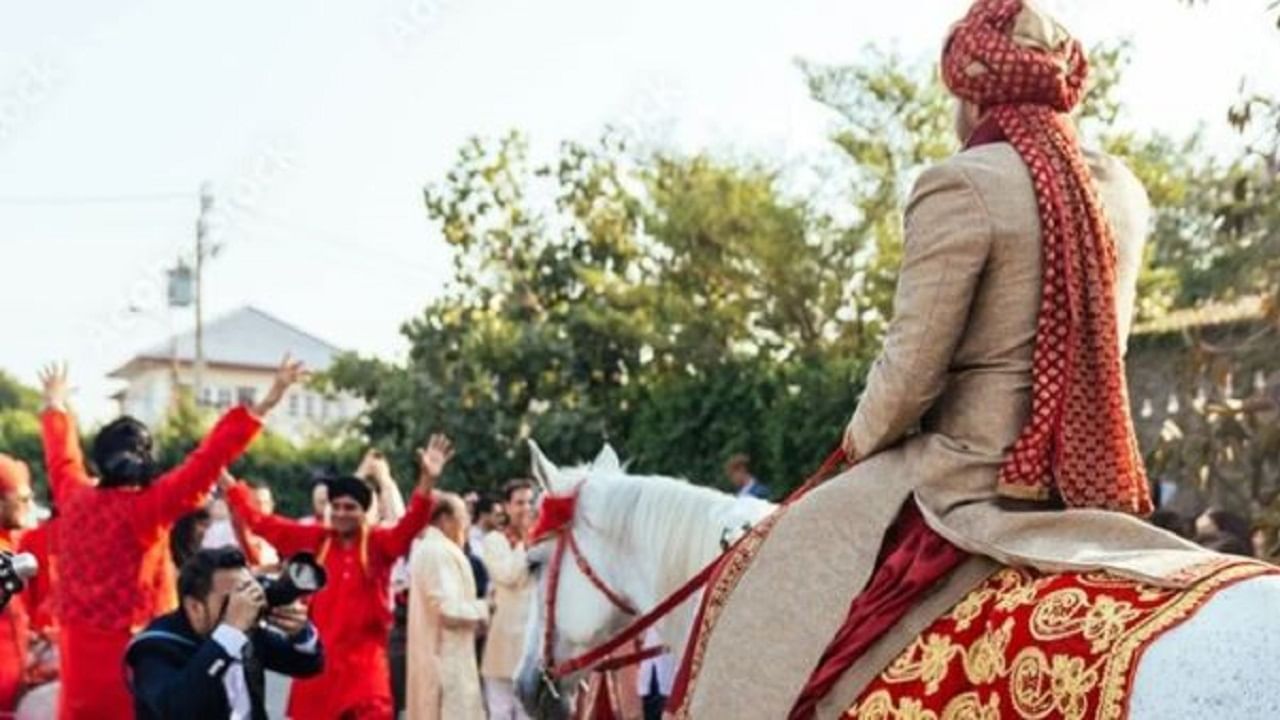OMG: ਬਰਾਤ ਲੈ ਕੇ ਜਾ ਰਿਹਾ ਸੀ ਲਾੜਾ, ਅਚਾਨਕ ਰੋਕਿਆ ਅਤੇ ਕਿਹਾ- ਅੰਗੂਠਾ ਦਿਖਾਓ… ਫਿਰ ਕੀਤਾ ਇਹ ਕੰਮ, ਸਾਰੇ ਰਹਿ ਗਏ ਹੈਰਾਨ OMG: ਬਰਾਤ ਲੈ ਕੇ ਜਾ ਰਿਹਾ ਸੀ ਲਾੜਾ, ਅਚਾਨਕ ਰੋਕਿਆ ਅਤੇ ਕਿਹਾ- ਅੰਗੂਠਾ ਦਿਖਾਓ… ਫਿਰ ਕੀਤਾ ਇਹ ਕੰਮ, ਸਾਰੇ ਰਹਿ ਗਏ ਹੈਰਾਨ