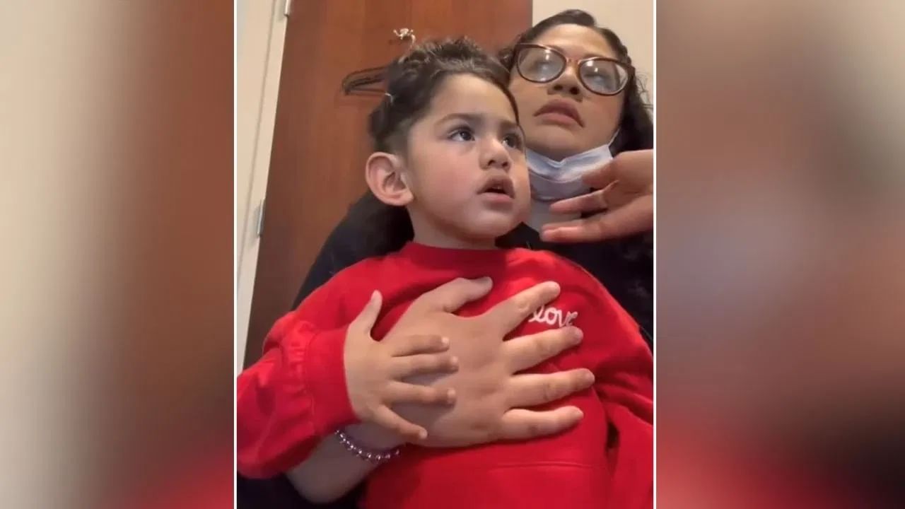 Viral Video: ਜਦੋਂ ਕੁੜੀ ਨੇ ਮਸ਼ੀਨ ਲਗਾ ਕੇ ਪਹਿਲੀ ਵਾਰ ਸੁਣੀ ਮਾਂ ਦੀ ਆਵਾਜ਼, ਰੁਆ ਦੇਵੇਗਾ ਇਹ Video Viral Video: ਜਦੋਂ ਕੁੜੀ ਨੇ ਮਸ਼ੀਨ ਲਗਾ ਕੇ ਪਹਿਲੀ ਵਾਰ ਸੁਣੀ ਮਾਂ ਦੀ ਆਵਾਜ਼, ਰੁਆ ਦੇਵੇਗਾ ਇਹ Video