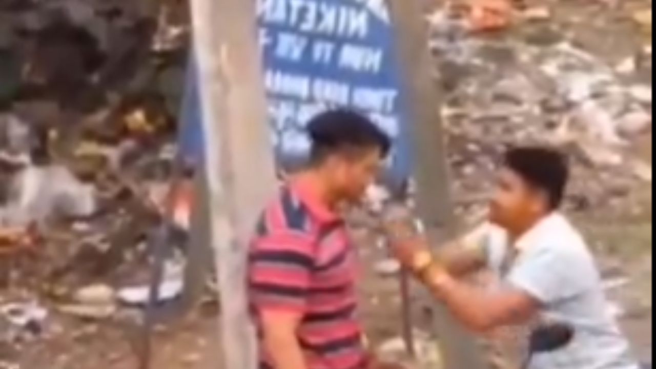 Viral: ਲੜਾਈ ਨੂੰ ਮੁੰਡੇ ਨੇ ਭਾਈਚਾਰੇ ਨਾਲ ਕੀਤਾ Solve, ਵਾਇਰਲ VIDEO ਦੇਖ ਲੋਕਾਂ ਨੇ ਖੂਬ ਲਏ ਮਜ਼ੇ Viral: ਲੜਾਈ ਨੂੰ ਮੁੰਡੇ ਨੇ ਭਾਈਚਾਰੇ ਨਾਲ ਕੀਤਾ Solve, ਵਾਇਰਲ VIDEO ਦੇਖ ਲੋਕਾਂ ਨੇ ਖੂਬ ਲਏ ਮਜ਼ੇ