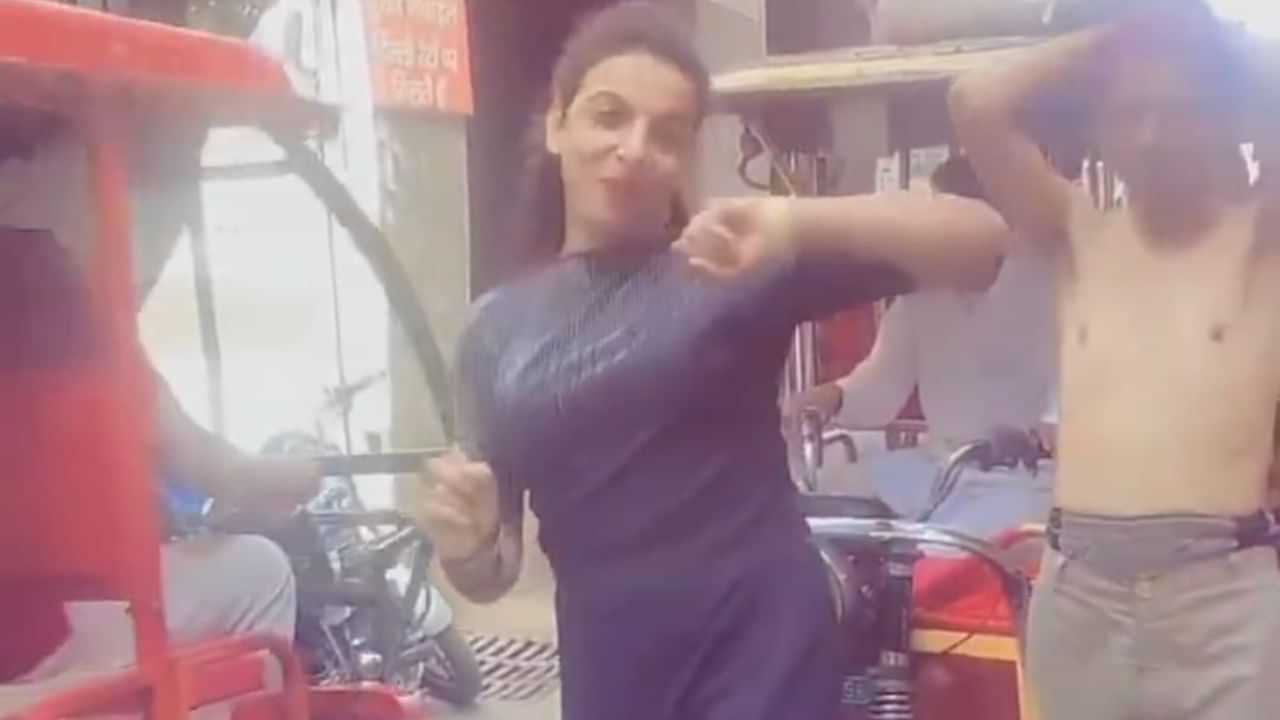 Viral: ਰੀਲ ਬਣਾਉਣ ਲਈ ਸੜਕ ਵਿਚਾਲੇ ਨੱਚੀ ਕੁੜੀ...ਹੋਇਆ ਚੱਕਾ ਜਾਮ