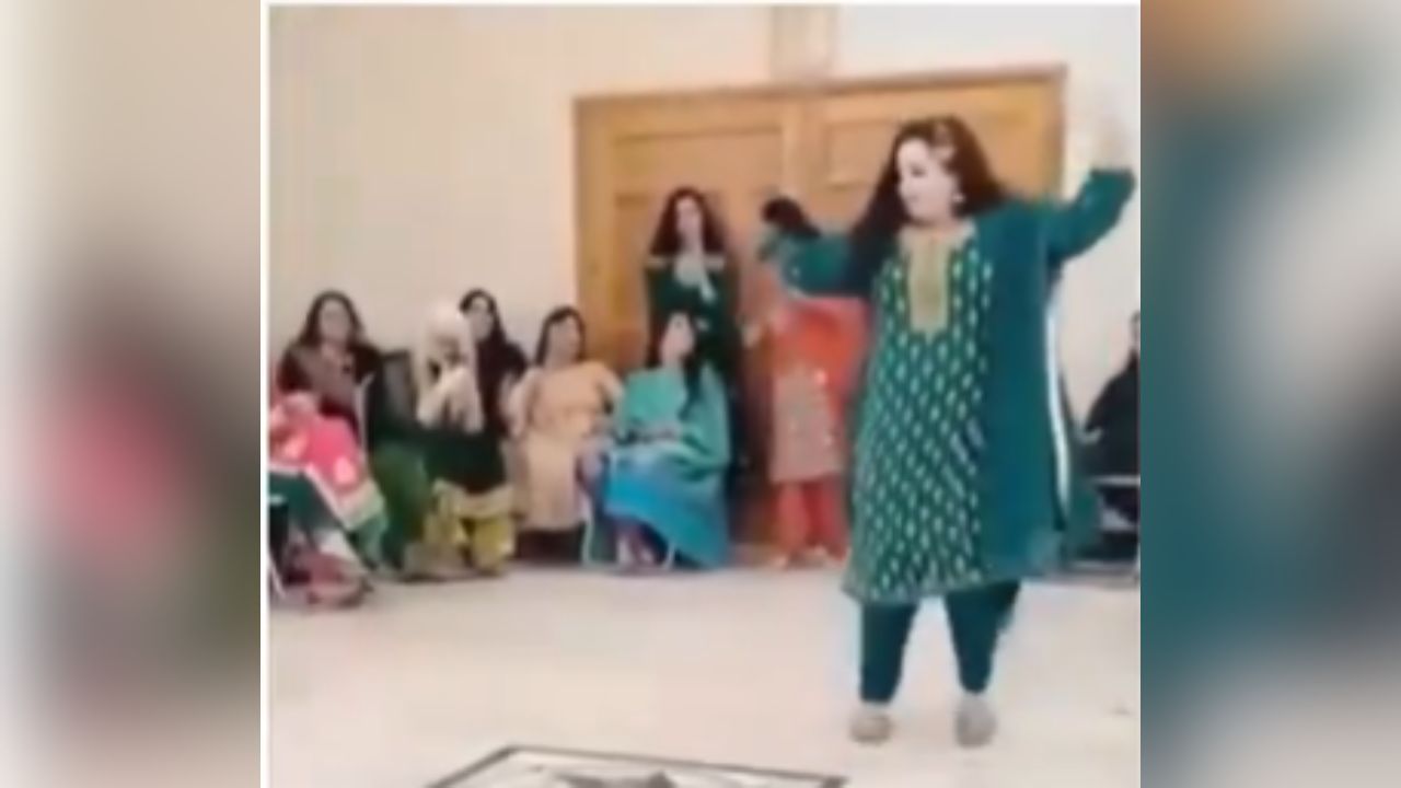 Viral: ਕੁੜੀ ਨੇ ਬਹੁਤ ਵਧੀਆ ਕੀਤਾ ਡਾਂਸ, ਪਰ End ਵਿੱਚ ਜੋ ਹੋਇਆ, ਲੋਕ ਬੋਲੇ- ਬਰੇਕਾਂ ਹੋ ਗਈਆਂ ਫੇਲ੍ਹ Viral: ਕੁੜੀ ਨੇ ਬਹੁਤ ਵਧੀਆ ਕੀਤਾ ਡਾਂਸ, ਪਰ End ਵਿੱਚ ਜੋ ਹੋਇਆ, ਲੋਕ ਬੋਲੇ- ਬਰੇਕਾਂ ਹੋ ਗਈਆਂ ਫੇਲ੍ਹ