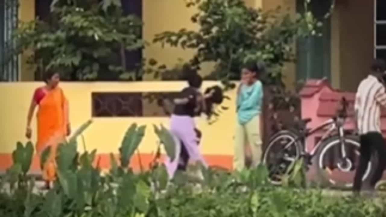 Video: ਸੜਕ ਤੇ ਕੁੜੀਆਂ ਦੀ ਹੋਈ ਲੜਾਈ, Viral ਵੀਡੀਓ ਦੇਖ ਲੋਕਾਂ ਨੇ ਲਏ ਮਜ਼ੇ