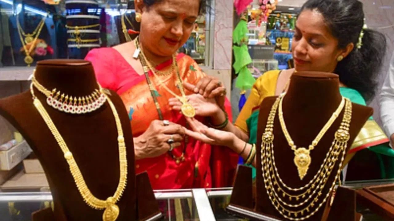 Gold Rate Update: ਸੋਨਾ ਹੋਇਆ 1 ਲੱਖ ਤੋਂ ਪਾਰ, ਹੁਣ ਦੇਸ਼ ਦੇ ਵੱਡੇ ਸ਼ਹਿਰਾਂ ਵਿੱਚ ਇੰਨੀ ਹੈ ਕੀਮਤ Gold Rate Update: ਸੋਨਾ ਹੋਇਆ 1 ਲੱਖ ਤੋਂ ਪਾਰ, ਹੁਣ ਦੇਸ਼ ਦੇ ਵੱਡੇ ਸ਼ਹਿਰਾਂ ਵਿੱਚ ਇੰਨੀ ਹੈ ਕੀਮਤ
