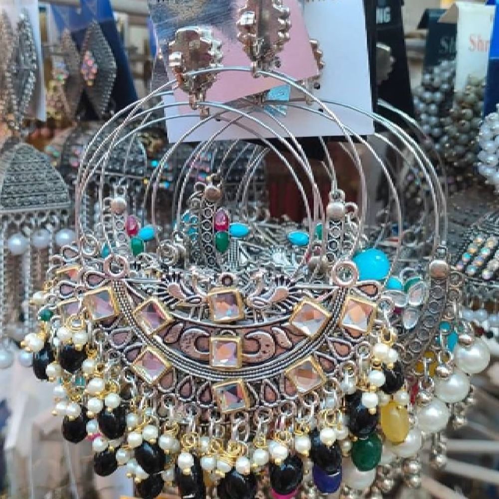 ਜੇਕਰ ਤੁਹਾਨੂੰ ਹੈਵੀ ਈਅਰਰਿੰਗਜ਼ ਪਾਉਣਾ ਪਸੰਦ ਹੈ ਤਾਂ ਤੁਸੀਂ ਇਸ ਡਿਜ਼ਾਈਨ ਤੋਂ ਆਈਡੀਆ ਲੈ ਸਕਦੇ ਹੋ। ਚਾਂਦ ਬਾਲੀ ਸਟਾਈਲ ਦੀਆਂ ਵਾਲੀਆਂ ਦਾ ਇਹ ਡਿਜ਼ਾਈਨ ਬਹੁਤ ਸੁੰਦਰ ਲੱਗ ਰਹੀਆਂ ਹਨ। ਇਹ ਤੁਹਾਨੂੰ ਬਾਜ਼ਾਰ ਵਿੱਚ ਕਈ ਡਿਜ਼ਾਈਨ ਅਤੇ ਸਾਈਜ਼ ਵਿੱਚ ਮਿਲ ਜਾਣਗੇ। ਤੁਸੀਂ ਇਸਨੂੰ ਆਪਣੀ ਕੁਰਤੀ ਦੇ ਰੰਗਾਂ ਨਾਲ ਮੈਚ ਕਰਕੇ ਕੈਰੀ ਕਰ ਸਕਦੇ ਹੋ।