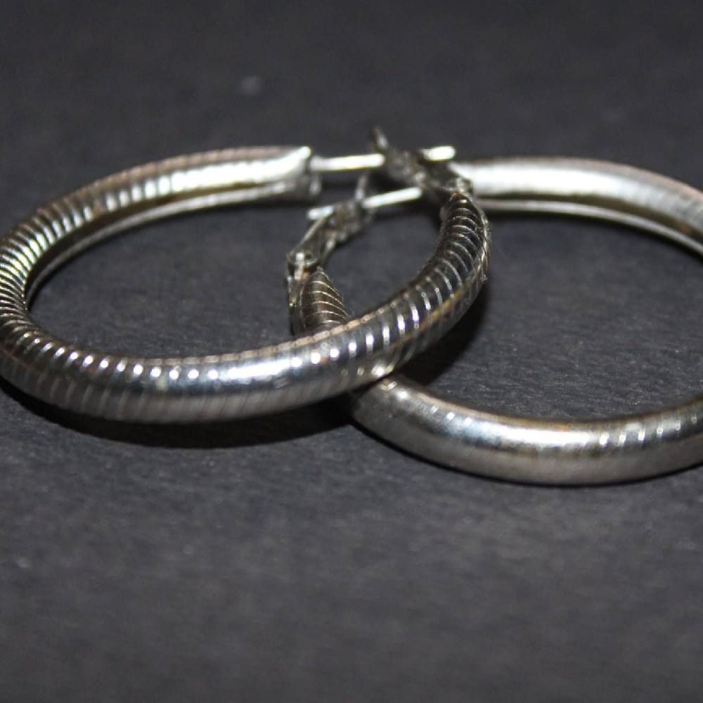 ਜੇਕਰ ਤੁਸੀਂ ਹਲਕੇ ਭਾਰ ਵਾਲੇ ਈਅਰਰਿੰਗਸ ਪਹਿਨਣਾ ਚਾਹੁੰਦੇ ਹੋ, ਤਾਂ ਤੁਸੀਂ ਹੂਪ ਈਅਰਰਿੰਗਸ ਟ੍ਰਾਈ ਕਰ ਸਕਦੇ ਹੋ। ਜੀਨਸ ਅਤੇ ਕੁਰਤੀਆਂ ਤੋਂ ਇਲਾਵਾ, ਇਹ ਸੂਟਾਂ ਦੇ ਨਾਲ ਵੀ ਵਧੀਆ ਲਗਦੀਆਂ ਹਨ। ਇਸ ਤੋਂ ਇਲਾਵਾ, ਤੁਸੀਂ ਜੀਨਸ ਅਤੇ ਟੌਪ ਦੇ ਨਾਲ ਹੂਪ ਈਅਰਰਿੰਗਸ ਵੀ ਟ੍ਰਾਈ ਕਰ ਸਕਦੇ ਹੋ। ਜੋ ਸਟਾਈਲਿਸ਼ ਲੁੱਕ ਦੇ ਲਈ Perfect ਰਹਿਣਗੇ।