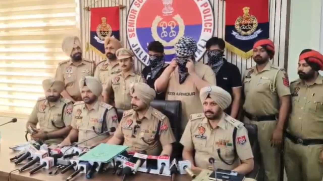 ਜਲੰਧਰ ਚ ਖਾਲਿਸਤਾਨੀ ਨਾਅਰੇ ਲਿਖਣ ਦੇ ਮਾਮਲੇ ਚ 3 ਗ੍ਰਿਫ਼ਤਾਰ, DAV ਕਾਲਜ ਦੇ ਵਿਦਿਆਰਥੀ ਵੀ ਸਨ ਸ਼ਾਮਲ ਜਲੰਧਰ ਚ ਖਾਲਿਸਤਾਨੀ ਨਾਅਰੇ ਲਿਖਣ ਦੇ ਮਾਮਲੇ ਚ 3 ਗ੍ਰਿਫ਼ਤਾਰ, DAV ਕਾਲਜ ਦੇ ਵਿਦਿਆਰਥੀ ਵੀ ਸਨ ਸ਼ਾਮਲ