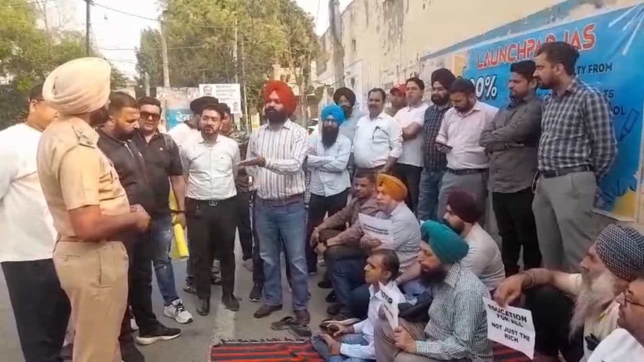 ਲੁਧਿਆਣਾ ਵਿੱਚ ਰਾਜਪਾਲ ਦੇ ਦੌਰੇ ਤੋਂ ਪਹਿਲਾਂ ਮਾਪਿਆਂ ਨੇ ਵਧੀ ਹੋਈ ਫੀਸ ਦੇ ਖਿਲਾਫ਼ ਨਿੱਜੀ ਸਕੂਲ ਦੇ ਬਾਹਰ ਧਰਨਾ ਦਿੱਤਾ