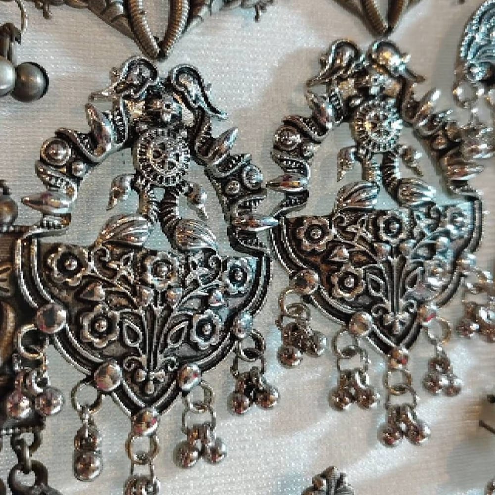 ਆਕਸੀਡਾਈਜ਼ਡ ਈਅਰਰਿੰਗਸ ਦਾ ਇਹ ਡਿਜ਼ਾਈਨ ਬਹੁਤ ਹੀ Unique ਲੱਗ ਰਿਹਾ ਹੈ। ਇਸ ਡਿਜ਼ਾਈਨ ਦੇ ਕੰਨਾਂ ਦੀਆਂ ਵਾਲੀਆਂ ਕੁਰਤੀ ਦੇ ਨਾਲ-ਨਾਲ ਸੂਟ ਅਤੇ ਸਾੜੀ ਲਈ ਵੀ ਸਭ ਤੋਂ ਬੈਸਟ ਰਹਿੰਗੀਆਂ। ਤੁਹਾਨੂੰ ਬਾਜ਼ਾਰ ਵਿੱਚ ਇਸ ਤਰ੍ਹਾਂ ਦੇ ਵੱਖ-ਵੱਖ ਡਿਜ਼ਾਈਨ ਬਹੁਤ ਅਸਾਨੀ ਨਾਲ ਮਿਲ ਜਾਣਗੇ।