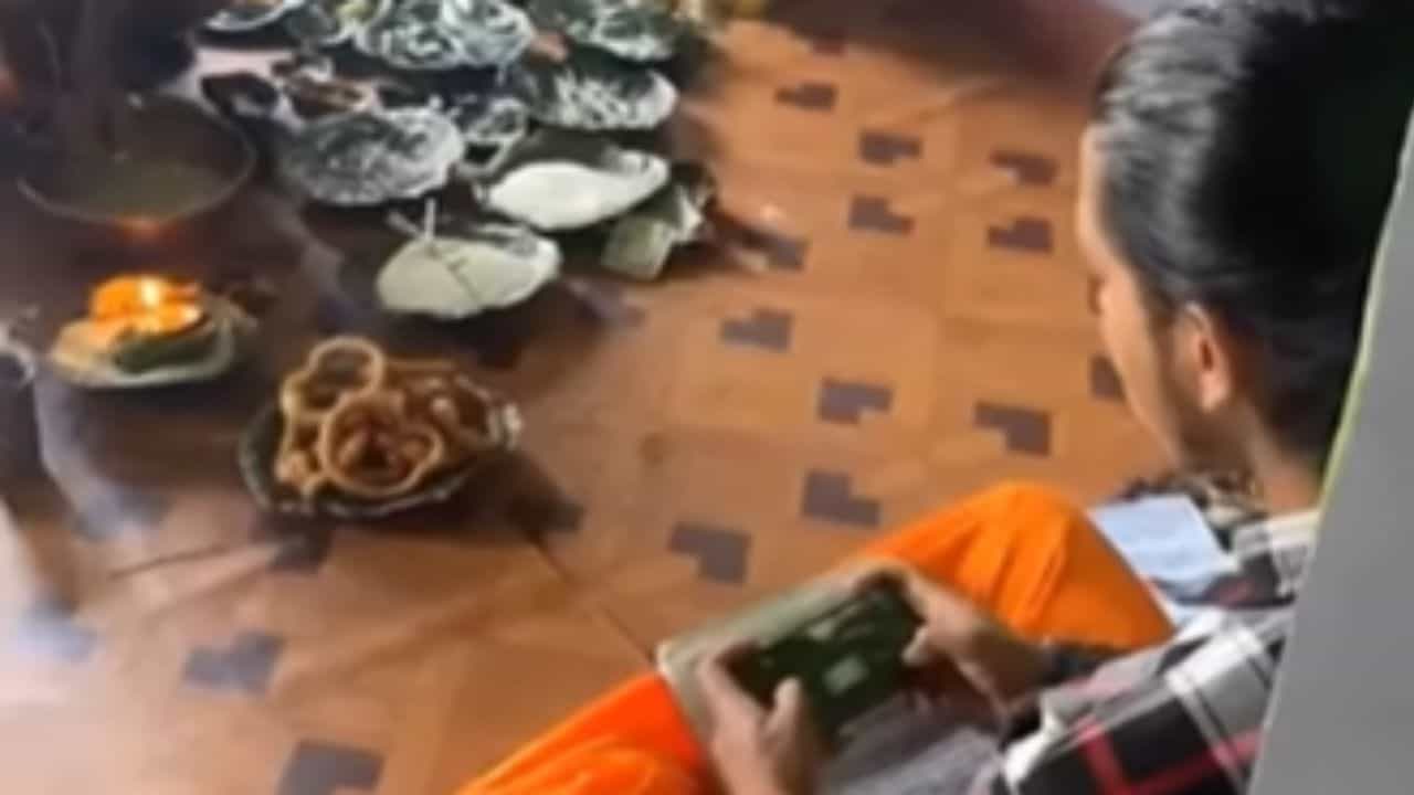 Game ਖੇਡਦੇ ਹੋਏ ਪੂਜਾ ਕਰਵਾਉਂਦੇ ਨਜ਼ਰ ਆਏ ਪੰਡਿਤ ਜੀ, ਦੇਖ ਕੇ ਹੋ ਜਾਓਗੇ ਹੈਰਾਨ