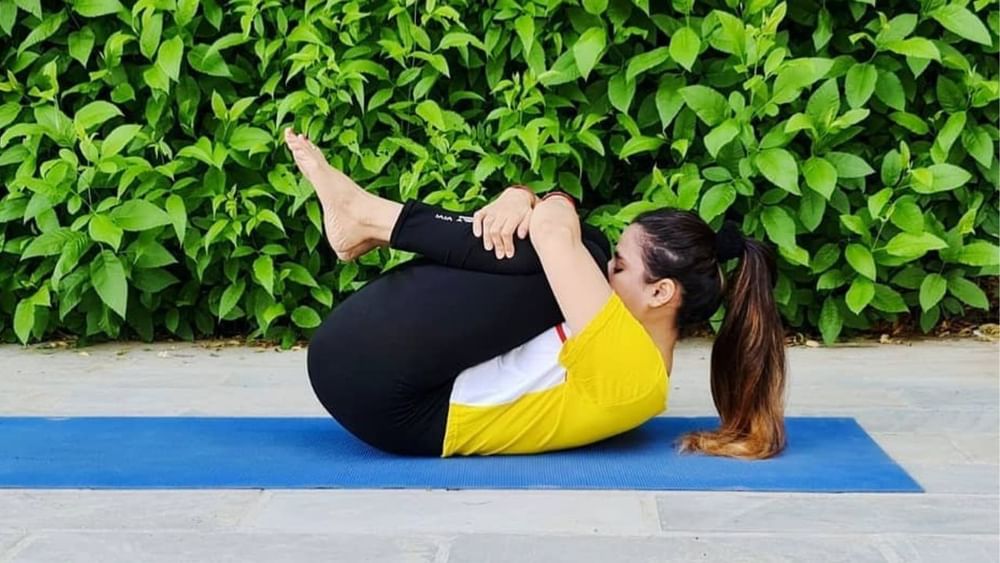 ਬੈਲੀ ਫੈਟ ਘਟਾਉਣ ਲਈ, ਪਵਨਮੁਕਤਾਸਨ ਰੋਜ਼ਾਨਾ ਘੱਟੋ-ਘੱਟ ਦੋ ਤੋਂ ਤਿੰਨ ਵਾਰ ਇੱਕ-ਇੱਕ ਮਿੰਟ ਲਈ ਕਰਨਾ ਚਾਹੀਦਾ ਹੈ। ਇਸ ਨਾਲ ਪੇਟ ਵਿੱਚ ਗੈਸ ਦੀ ਸਮੱਸਿਆ ਵੀ ਨਹੀਂ ਹੁੰਦੀ। ਇਸ ਯੋਗਾਸਨ ਨੂੰ ਕਰਨ ਲਈ, ਆਰਾਮ ਨਾਲ ਲੇਟ ਜਾਓ ਅਤੇ ਫਿਰ ਆਪਣੇ ਗੋਡਿਆਂ ਨੂੰ ਮੋੜ ਕੇ ਆਪਣੀ ਛਾਤੀ 'ਤੇ ਲਿਆਓ। ਇਸ ਸਥਿਤੀ ਨੂੰ ਆਪਣੇ ਹੱਥਾਂ ਨਾਲ ਇੱਕ ਮਿੰਟ ਲਈ ਫੜੀ ਰੱਖੋ ਅਤੇ ਇਸਨੂੰ ਦੋ ਤੋਂ ਤਿੰਨ ਵਾਰ ਦੁਹਰਾਓ।(seraphicmeenakshi )