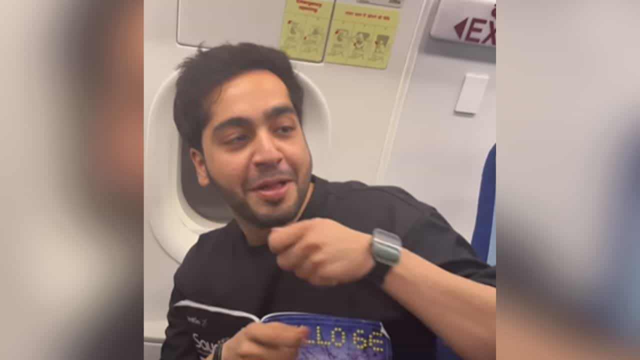 Flight ਚ ਸ਼ਖਸ ਨੇ ਕੀਤੀ ਅਜਿਹੀ ਹਰਕਤ ਦੇਖ ਕੇ ਦੋਸਤਾਂ ਦੀ ਨਹੀਂ ਰੁਕੀ ਹੱਸੀ, ਵੀਡੀਓ ਹੋਇਆ Viral