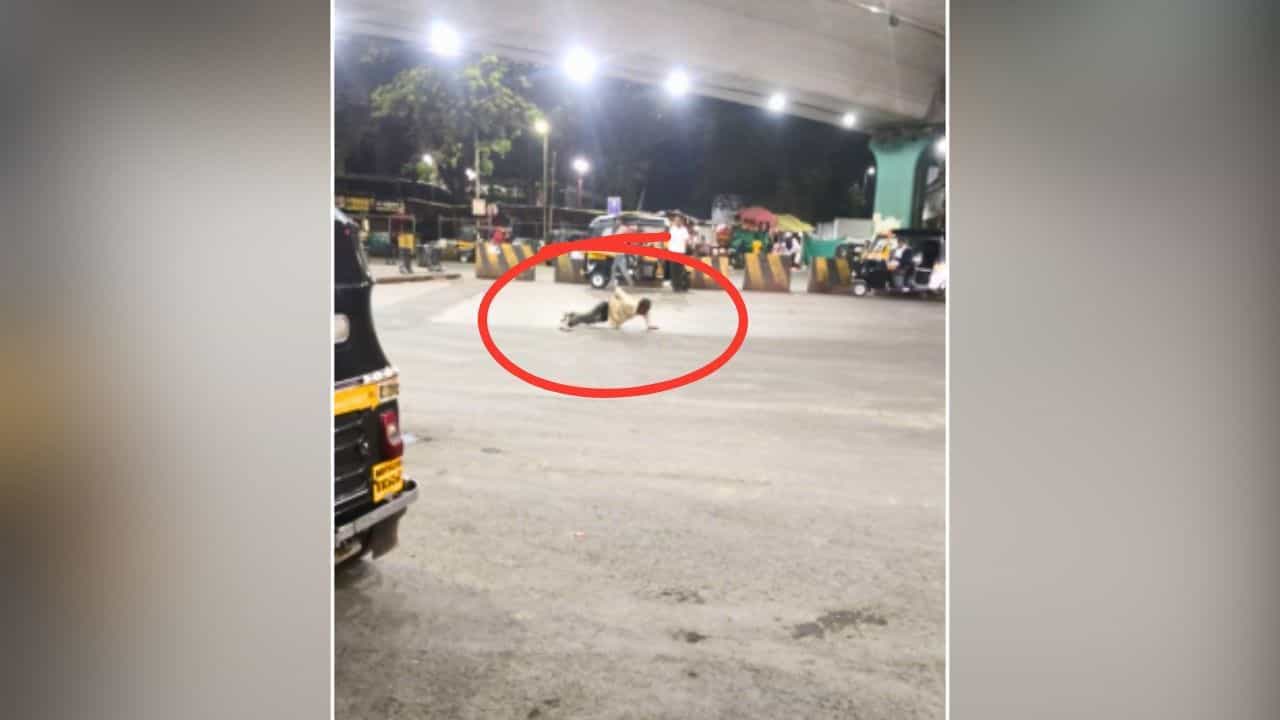 Viral Video: ਸੜਕ ਵਿਚਾਲੇ ਅਜੀਬ ਹਰਕਤਾਂ ਕਰਨ ਲਗਾ ਸ਼ਰਾਬੀ, ਲੋਕਾਂ ਨੇ ਰੀਲ ਬਣਾ ਕੇ ਲਏ ਰੱਜ ਕੇ ਮਜੇ Viral Video: ਸੜਕ ਵਿਚਾਲੇ ਅਜੀਬ ਹਰਕਤਾਂ ਕਰਨ ਲਗਾ ਸ਼ਰਾਬੀ, ਲੋਕਾਂ ਨੇ ਰੀਲ ਬਣਾ ਕੇ ਲਏ ਰੱਜ ਕੇ ਮਜੇ