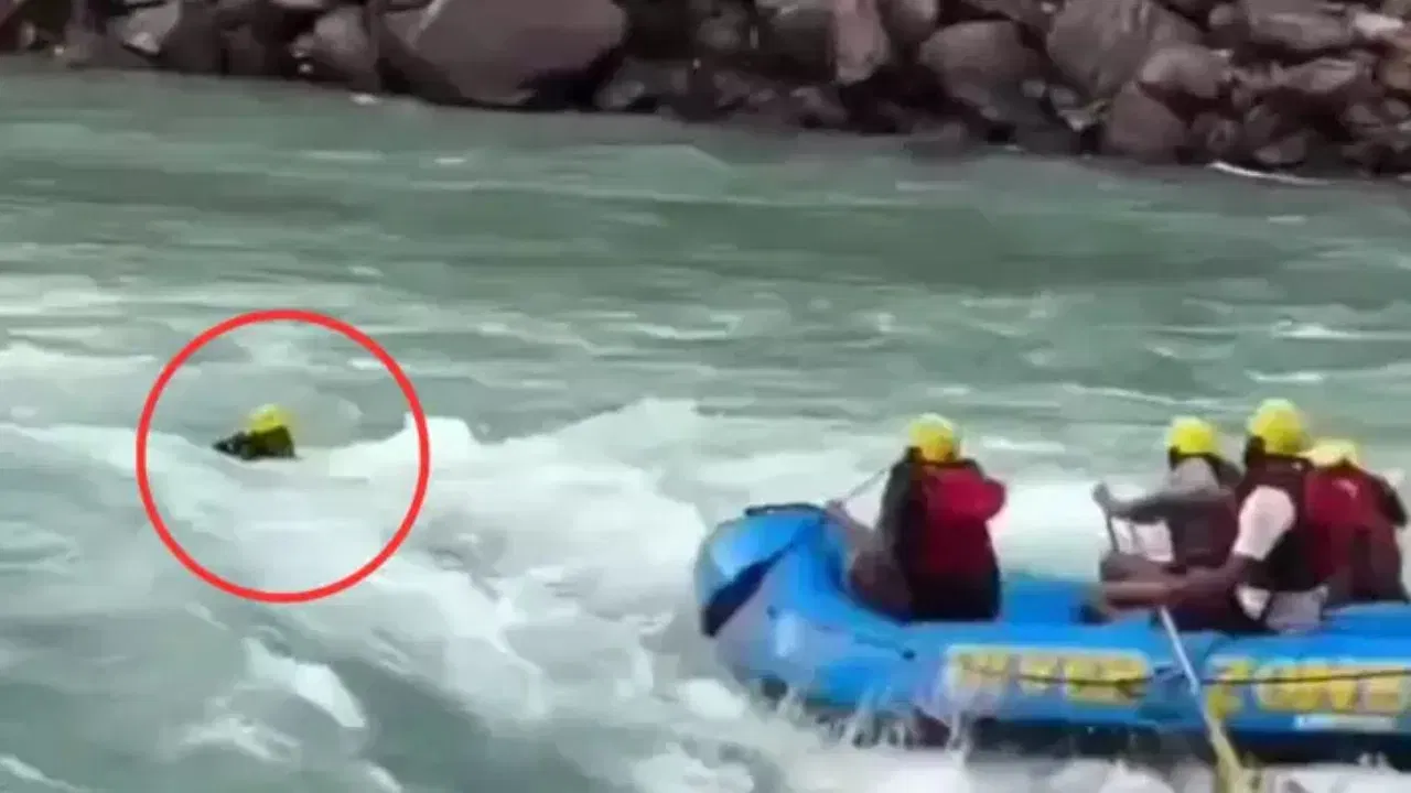 Shocking Video: ਰਾਫਟਿੰਗ ਦੌਰਾਨ ਖ਼ਤਰਨਾਕ ਢੰਗ ਨਾਲ ਵਹਿ ਗਿਆ ਨੌਜਵਾਨ, ਕੁਝ ਸਕਿੰਟਾਂ ਵਿੱਚ ਹੀ ਖਤਮ ਹੋ ਗਈ ਖੇਡ