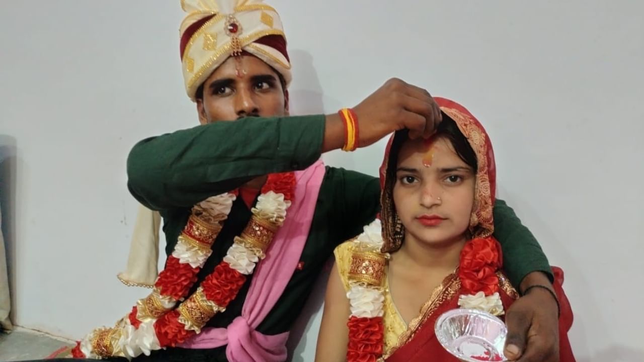 Viral: ਲਾਲ ਚੂੜਾ ਪਾ ਕੇ ਮੰਦਰ ਪਹੁੰਚੀ ਮੁਸਲਿਮ ਕੁੜੀ, ਹਿੰਦੂ ਪ੍ਰੇਮੀ ਨਾਲ ਲਏ ਸੱਤ ਫੇਰੇ, ਵਿਆਹ ਤੋਂ ਬਾਅਦ ਪੁਲਿਸ ਤੋਂ ਮੰਗੀ ਸੁਰੱਖਿਆ Viral: ਲਾਲ ਚੂੜਾ ਪਾ ਕੇ ਮੰਦਰ ਪਹੁੰਚੀ ਮੁਸਲਿਮ ਕੁੜੀ, ਹਿੰਦੂ ਪ੍ਰੇਮੀ ਨਾਲ ਲਏ ਸੱਤ ਫੇਰੇ, ਵਿਆਹ ਤੋਂ ਬਾਅਦ ਪੁਲਿਸ ਤੋਂ ਮੰਗੀ ਸੁਰੱਖਿਆ