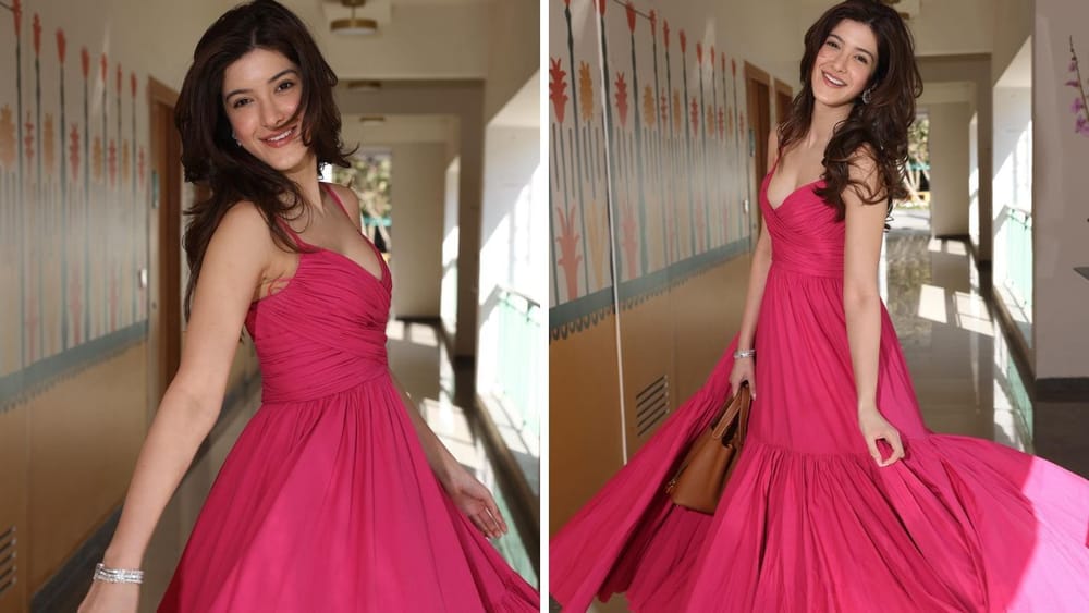 ਸ਼ਨਾਇਆ ਦਾ V-ਨੇਕ ਵਾਲਾ ਸਟ੍ਰੈਪੀ ਫਲਾਇਰ ਡਰੈੱਸ ਗਰਮੀਆਂ ਲਈ Perfect ਹੈ। ਗਰਲ ਗੈਂਗ ਨਾਲ Shopping ਜਾਣ ਲਈ ਇਸ ਤਰ੍ਹਾਂ ਦਾ ਲੁੱਕ ਵਧੀਆ ਆਪਸ਼ਨ ਹੈ।