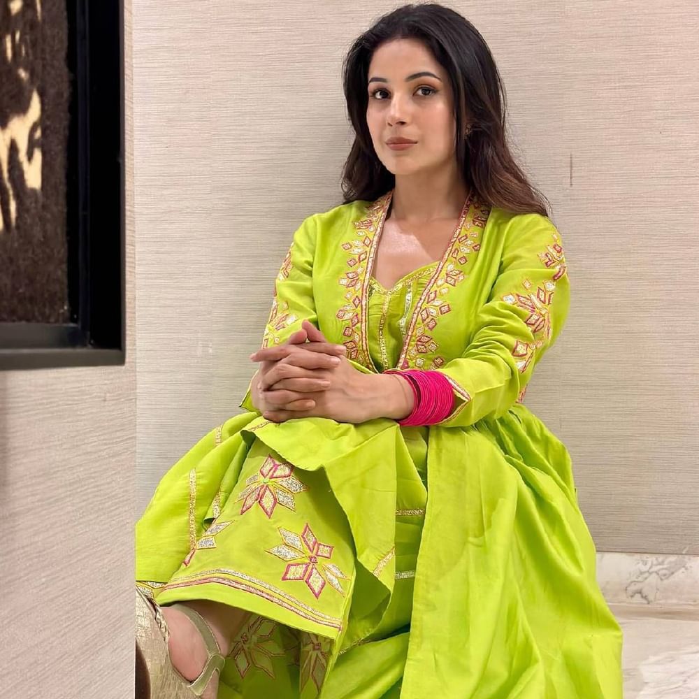 ਅਦਾਕਾਰਾ ਦਾ ਇਹ ਅਨਾਰਕਲੀ ਸੂਟ ਬਹੁਤ ਸੋਹਣਾ ਲੱਗ ਰਿਹਾ ਹੈ। ਸੂਟ ਉੱਤੇ ਕਢਾਈ ਦਾ ਕੰਮ ਹੈ। ਤੁਸੀਂ ਕੰਟ੍ਰਾਸਟ ਦੁਪੱਟਾ ਵੀ ਨਾਲ ਕੈਰੀ ਕਰ ਸਕਦੇ ਹੋ। ਨਾਲ ਹੀ, ਅਦਾਕਾਰਾ ਨੇ ਖੁੱਲ੍ਹੇ ਵਾਲਾਂ ਦੇ ਸਟਾਈਲ ਅਤੇ ਲਾਈਟ ਮੇਕਅਪ ਨਾਲ ਲੁੱਕ ਨੂੰ ਕੰਪਲੀਟ ਕੀਤਾ ਹੈ।