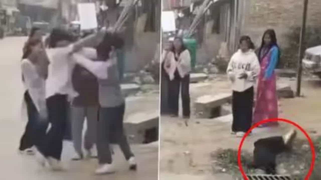 Shocking Video: ਸੜਕ ਤੇ ਆਪਸ ਵਿੱਚ ਭਿੜ ਗਈਆਂ ਦੋ ਕੁੜੀਆਂ, ਇੱਕ ਨੇ ਗੁੱਸੇ ਵਿੱਚ ਕਰ ਦਿੱਤੀ ਅਜਿਹੀ ਹਰਕਤ ਕਿ ਵਾਇਰਲ ਹੋ ਗਿਆ VIDEO