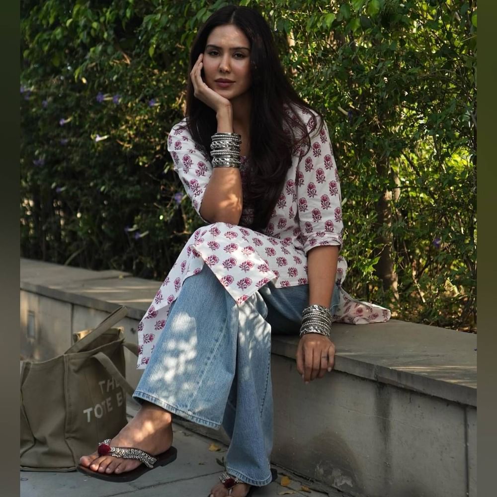 ਸੋਨਮ ਬਾਜਵਾ ਹਰ ਤਰ੍ਹਾਂ ਦੇ ਪਹਿਰਾਵੇ ਵਿੱਚ ਸਟਾਈਲਿਸ਼ ਲੱਗਦੀ ਹੈ, ਚਾਹੇ ਉਹ ਦੇਸੀ ਹੋਵੇ ਜਾਂ Western। ਅਦਾਕਾਰਾ ਨੇ ਲਾਂਗ ਪ੍ਰਿੰਟਿਡ ਕੁਰਤੀ ਅਤੇ ਸਟ੍ਰੇਟ ਜੀਨਸ ਪਹਿਨੀ ਹੋਈ ਸੀ। ਅਦਾਕਾਰਾ ਨੇ ਆਕਸੀਡਾਈਜ਼ਡ ਗਹਿਣਿਆਂ ਨਾਲ ਲੁੱਕ ਨੂੰ ਸਟਾਈਲਿਸ਼ ਬਣਾਇਆ ਹੈ।( Credit : sonambajwa )