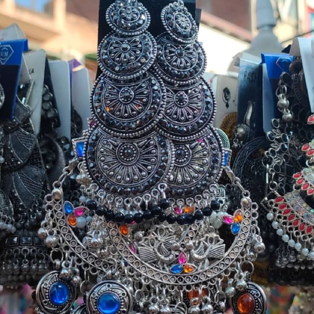 ਤੁਸੀਂ ਇਸ ਈਅਰਰਿੰਗਜ਼ ਡਿਜ਼ਾਈਨ ਤੋਂ ਆਈਡੀਆ ਲੈ ਸਕਦੇ ਹੋ। ਲੇਅਰ ਵਾਲੇ ਈਅਰਰਿੰਗਜ਼ ਕੁਰਤੀ ਅਤੇ ਸਾੜੀ ਨੂੰ ਕਲਾਸੀ ਲੁੱਕ ਦੇਣ ਵਿੱਚ ਮਦਦ ਕਰੇਗਾ। ਤੁਹਾਨੂੰ ਇਹ ਵੱਖ-ਵੱਖ ਸਾਈਜ਼ ਅਤੇ ਡਿਜ਼ਾਈਨਾਂ ਵਿੱਚ ਮਿਲਣਗੇ। ਜੇਕਰ ਤੁਹਾਨੂੰ ਹੈਲੀ ਈਅਰਰਿੰਗਜ਼ ਪਾਉਣਾ ਪਸੰਦ ਨਹੀਂ ਹੈ, ਤਾਂ ਤੁਸੀਂ ਡਬਲ ਲੇਅਰ ਵਾਲੀਆਂ ਵਿਅਰ ਕਰ ਸਕਦੇ ਹੋ।