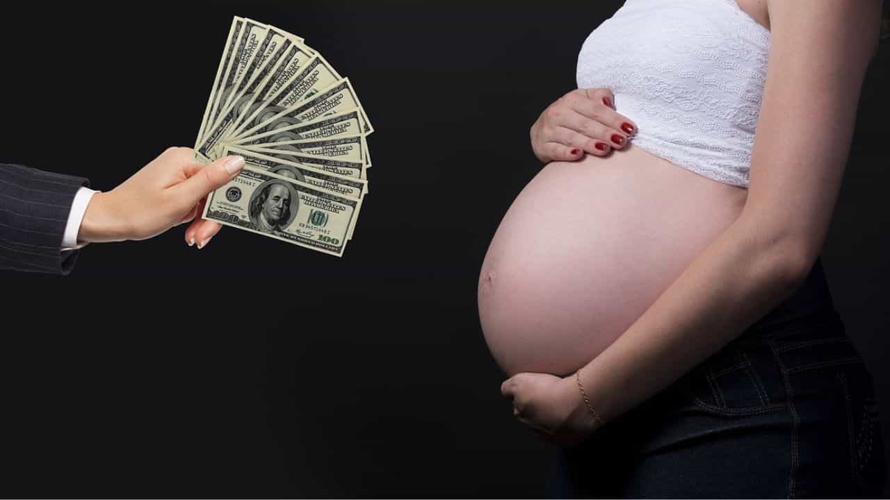 OMG: 1 ਕਰੋੜ ਲੈ ਕੇ ਜੁੜਵਾਂ ਬੱਚਿਆਂ ਦੀ ਮਾਂ ਬਣੀ ਇਹ ਕੁੜੀ, ਕਾਰਨ ਨੇ ਪੂਰੇ ਦੇਸ਼ ਵਿੱਚ ਮਚਾਇਆ ਹੰਗਾਮਾ