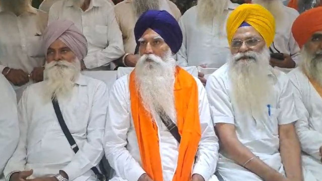 ਵਟਸਐਪ ਚੈਟ ਹੈ ਫਰਜ਼ੀ, ਕੁੱਝ ਲੋਕ ਅੰਮ੍ਰਿਤਪਾਲ ਨੂੰ ਕਰ ਰਹੇ ਹਨ ਬਦਨਾਮ, ਖਾਲਿਸਤਾਨ ਪੱਖੀ MP ਦੇ ਪਿਤਾ ਨੇ ਦਿੱਤੀ ਸਫਾਈ ਵਟਸਐਪ ਚੈਟ ਹੈ ਫਰਜ਼ੀ, ਕੁੱਝ ਲੋਕ ਅੰਮ੍ਰਿਤਪਾਲ ਨੂੰ ਕਰ ਰਹੇ ਹਨ ਬਦਨਾਮ, ਖਾਲਿਸਤਾਨ ਪੱਖੀ MP ਦੇ ਪਿਤਾ ਨੇ ਦਿੱਤੀ ਸਫਾਈ