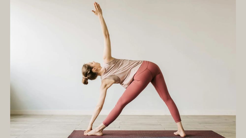 ਤਿਕੋਣ ਆਸਣ Stretching ਵਾਲਾ ਯੋਗਾ ਆਸਣ ਹੈ। ਜੋ ਤੁਹਾਡੀਆਂ ਹੈਮਸਟ੍ਰਿੰਗਜ਼, ਗਲੂਟਸ ਅਤੇ ਬੈਕ ਦੀਆਂ ਮਾਸਪੇਸ਼ੀਆਂ ਨੂੰ Stretch ਦਿੰਦਾ ਹੈ। ਇਸ ਨਾਲ ਤੁਹਾਡੀਆਂ ਮਾਸਪੇਸ਼ੀਆਂ ਦੀ ਤਾਕਤ ਵਧਦੀ ਹੈ। ਇਸ ਦੇ ਲਈ, ਸਿੱਧੇ ਖੜ੍ਹੇ ਹੋਵੋ ਅਤੇ ਆਪਣੇ ਪੈਰਾਂ ਵਿਚਕਾਰ ਤਿੰਨ ਤੋਂ ਚਾਰ ਫੁੱਟ ਦੀ ਦੂਰੀ ਰੱਖੋ। ਹੁਣ ਆਪਣੇ ਸਰੀਰ ਨੂੰ ਸੱਜੇ ਪਾਸੇ ਮੋੜੋ ਅਤੇ ਆਪਣੀ ਲੱਤ ਨੂੰ ਉਸੇ ਦਿਸ਼ਾ ਵਿੱਚ ਮੋੜੋ ਅਤੇ ਆਪਣੀ ਖੱਬੀ ਲੱਤ ਨੂੰ ਵੀ ਥੋੜ੍ਹਾ ਜਿਹਾ ਅੰਦਰ ਵੱਲ ਮੋੜੋ। ਇਸ ਤੋਂ ਬਾਅਦ, ਦੋਵੇਂ ਮੋਢਿਆਂ ਨੂੰ ਫੈਲਾਓ ਅਤੇ ਹੇਠਾਂ ਝੁਕੋ ਅਤੇ ਆਪਣੀਆਂ ਹਥੇਲੀਆਂ ਨੂੰ ਜ਼ਮੀਨ 'ਤੇ ਰੱਖਣ ਦੀ ਕੋਸ਼ਿਸ਼ ਕਰੋ। ਇਸਨੂੰ ਦੋਵੇਂ ਪਾਸੇ ਇੱਕੋ ਤਰੀਕੇ ਨਾਲ ਦੁਹਰਾਓ।