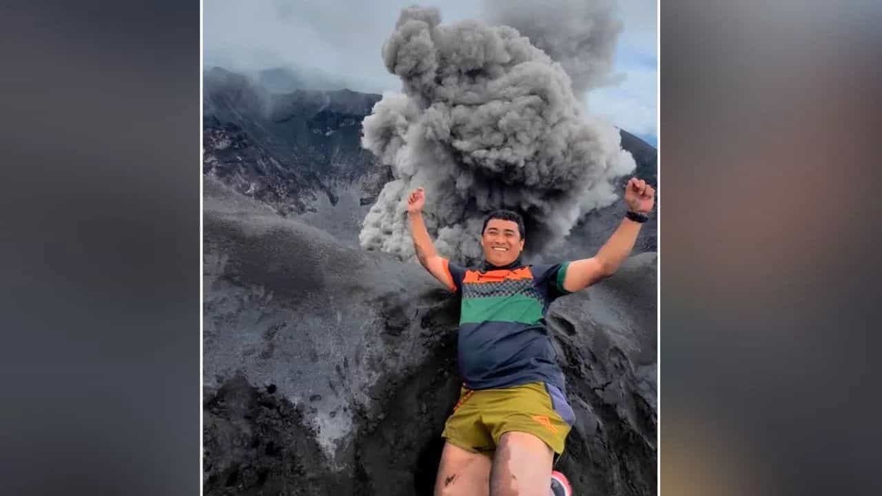 ਫਟਦੇ ਜਵਾਲਾਮੁਖੀ ਦੇ ਕੋਲ ਲੇਟ ਕੇ ਸ਼ਖਸ ਨੇ ਦਿੱਤਾ ਪੋਜ਼, ਲੋਕਾਂ ਨੇ ਕਿਹਾ - ਮੂਰਖਤਾ ਦੀ ਹੱਦ ਹੈ