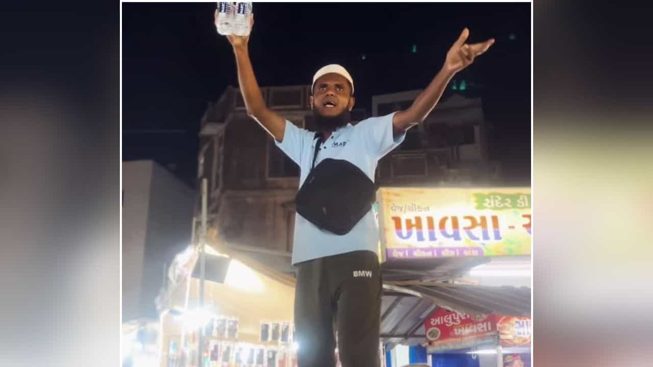 Viral: ਪਾਣੀ ਵੇਚਣ ਲਈ ਦੁਕਾਨਦਾਰ ਨੇ ਅਪਣਾਇਆ ਅਨੋਖਾ ਤਰੀਕਾ, ਡੇਢ ਕਰੋੜ ਲੋਕਾਂ ਨੇ ਦੇਖ ਲਿਆ VIDEO Viral: ਪਾਣੀ ਵੇਚਣ ਲਈ ਦੁਕਾਨਦਾਰ ਨੇ ਅਪਣਾਇਆ ਅਨੋਖਾ ਤਰੀਕਾ, ਡੇਢ ਕਰੋੜ ਲੋਕਾਂ ਨੇ ਦੇਖ ਲਿਆ VIDEO