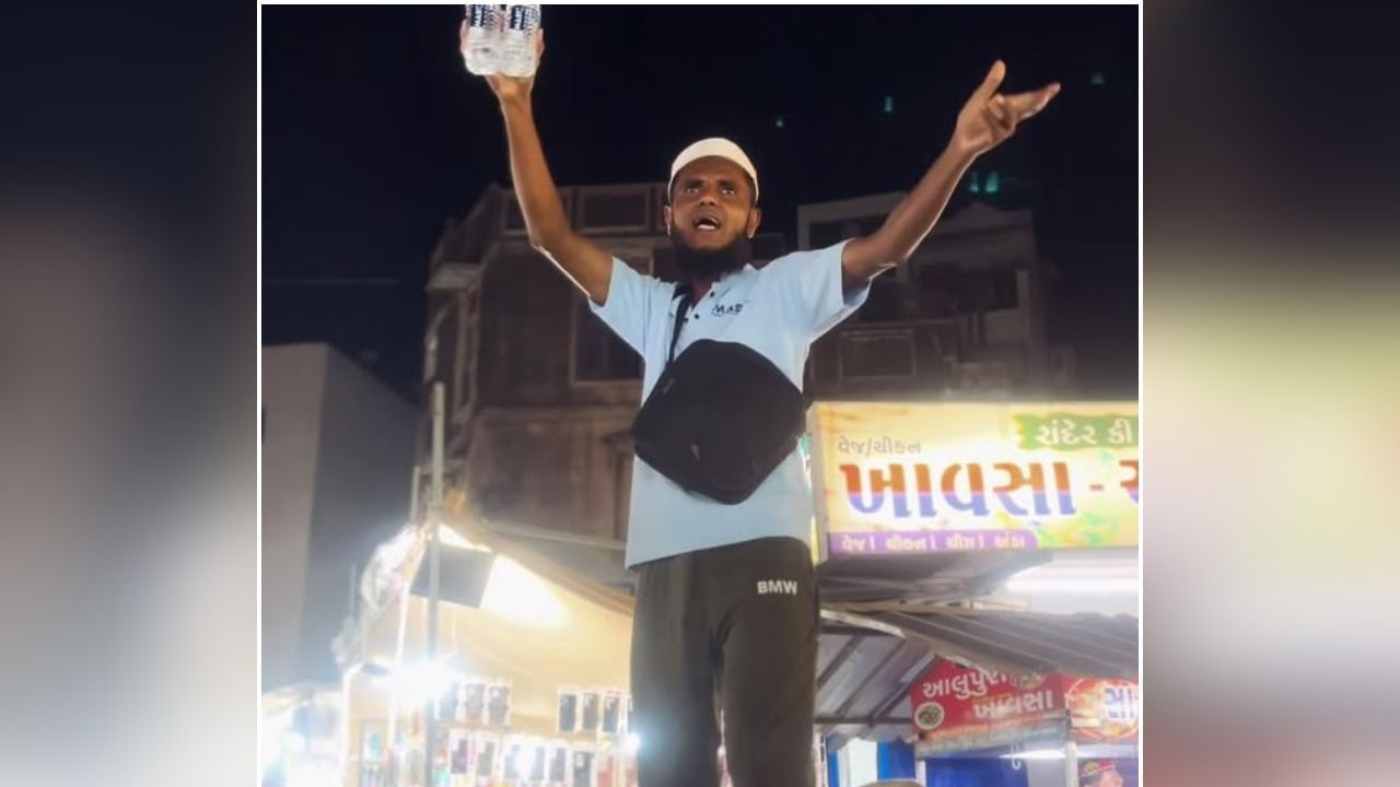 Viral: ਪਾਣੀ ਵੇਚਣ ਲਈ ਦੁਕਾਨਦਾਰ ਨੇ ਅਪਣਾਇਆ ਅਨੋਖਾ ਤਰੀਕਾ, ਡੇਢ ਕਰੋੜ ਲੋਕਾਂ ਨੇ ਦੇਖ ਲਿਆ VIDEO Viral: ਪਾਣੀ ਵੇਚਣ ਲਈ ਦੁਕਾਨਦਾਰ ਨੇ ਅਪਣਾਇਆ ਅਨੋਖਾ ਤਰੀਕਾ, ਡੇਢ ਕਰੋੜ ਲੋਕਾਂ ਨੇ ਦੇਖ ਲਿਆ VIDEO