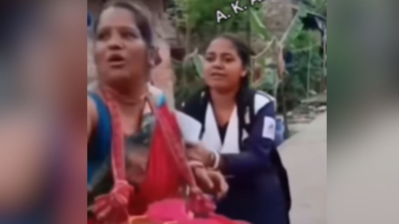 Viral Video: 3 ਸਾਲਾਂ ਤੋਂ ਫੇਲ੍ਹ ਹੋ ਰਹੀ ਸੀ ਧੀ, ਗੁਆਂਢੀ ਦੇ ਰਹੇ ਸਨ ਤਾਅਨੇ, ਪਾਸ ਹੋਣ ‘ਤੇ ਮਾਂ ਨੇ ਪੂਰੇ ਮੁਹੱਲੇ ਵਿੱਚ ਢੋਲ ਵਜਾ ਕੇ ਮਨਾਇਆ ਜਸ਼ਨ Viral Video: 3 ਸਾਲਾਂ ਤੋਂ ਫੇਲ੍ਹ ਹੋ ਰਹੀ ਸੀ ਧੀ, ਗੁਆਂਢੀ ਦੇ ਰਹੇ ਸਨ ਤਾਅਨੇ, ਪਾਸ ਹੋਣ ‘ਤੇ ਮਾਂ ਨੇ ਪੂਰੇ ਮੁਹੱਲੇ ਵਿੱਚ ਢੋਲ ਵਜਾ ਕੇ ਮਨਾਇਆ ਜਸ਼ਨ