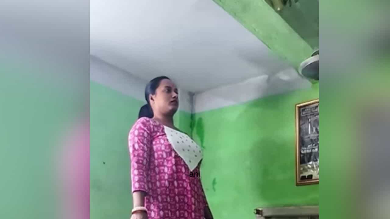 OMG : ਕੁੜੀ ਨੇ ਮੂੰਹ ਨਾਲ ਚਲਦਾ ਪੱਖਾ ਰੋਕਿਆ, ਖ਼ਤਰਨਾਕ ਸਟੰਟ ਦੇਖ ਕੇ ਲੋਕ ਹੋਏ ਹੈਰਾਨ