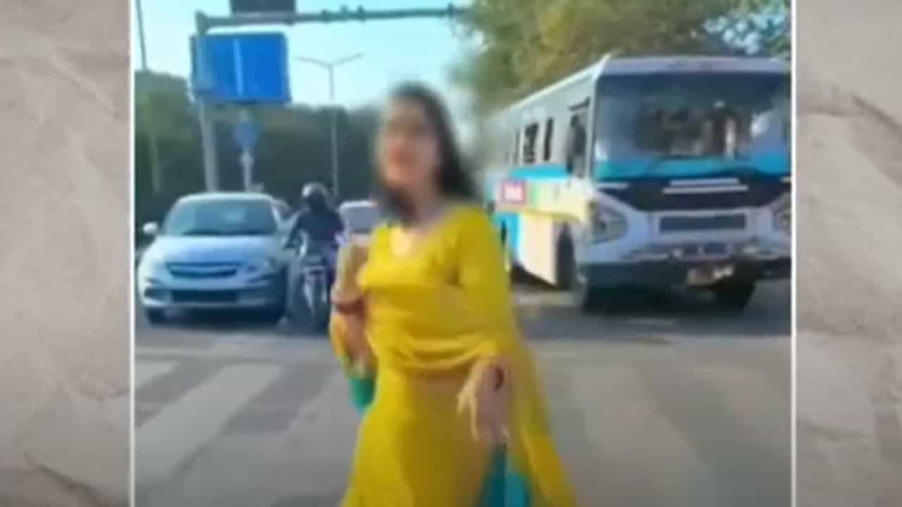 OMG: ਚੰਡੀਗੜ੍ਹ ਚ Traffic ਰੋਕ ਡਾਂਸ ਕਰਨ ਵਾਲੀ ਔਰਤ ਦੀ ਗਲਤੀ ਦਾ ਪਤੀ ਨੂੰ ਕਰਨਾ ਪਿਆ ਭੁਗਤਾਨ, ਮੁਅੱਤਲ OMG: ਚੰਡੀਗੜ੍ਹ ਚ Traffic ਰੋਕ ਡਾਂਸ ਕਰਨ ਵਾਲੀ ਔਰਤ ਦੀ ਗਲਤੀ ਦਾ ਪਤੀ ਨੂੰ ਕਰਨਾ ਪਿਆ ਭੁਗਤਾਨ, ਮੁਅੱਤਲ