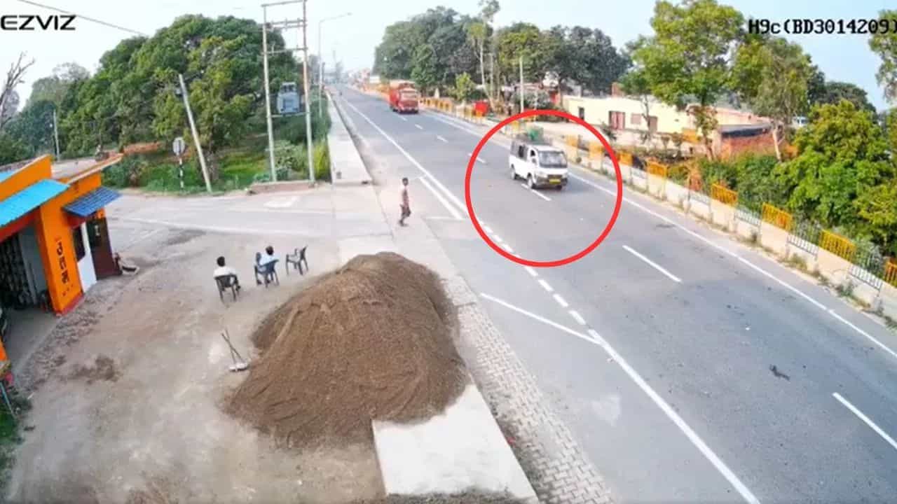 Shocking Video : ਟਰੱਕ ਨੇ ਮੈਜਿਕ ਗੱਡੀ ਦਾ ਹੋਇਆ ਭਿਆਨਕ ਐਕਸੀਡੈਂਟ, ਵੀਡੀਓ ਦੇਖ ਕੰਬ ਜਾਵੇਗਾ ਦਿਲ Shocking Video : ਟਰੱਕ ਨੇ ਮੈਜਿਕ ਗੱਡੀ ਦਾ ਹੋਇਆ ਭਿਆਨਕ ਐਕਸੀਡੈਂਟ, ਵੀਡੀਓ ਦੇਖ ਕੰਬ ਜਾਵੇਗਾ ਦਿਲ