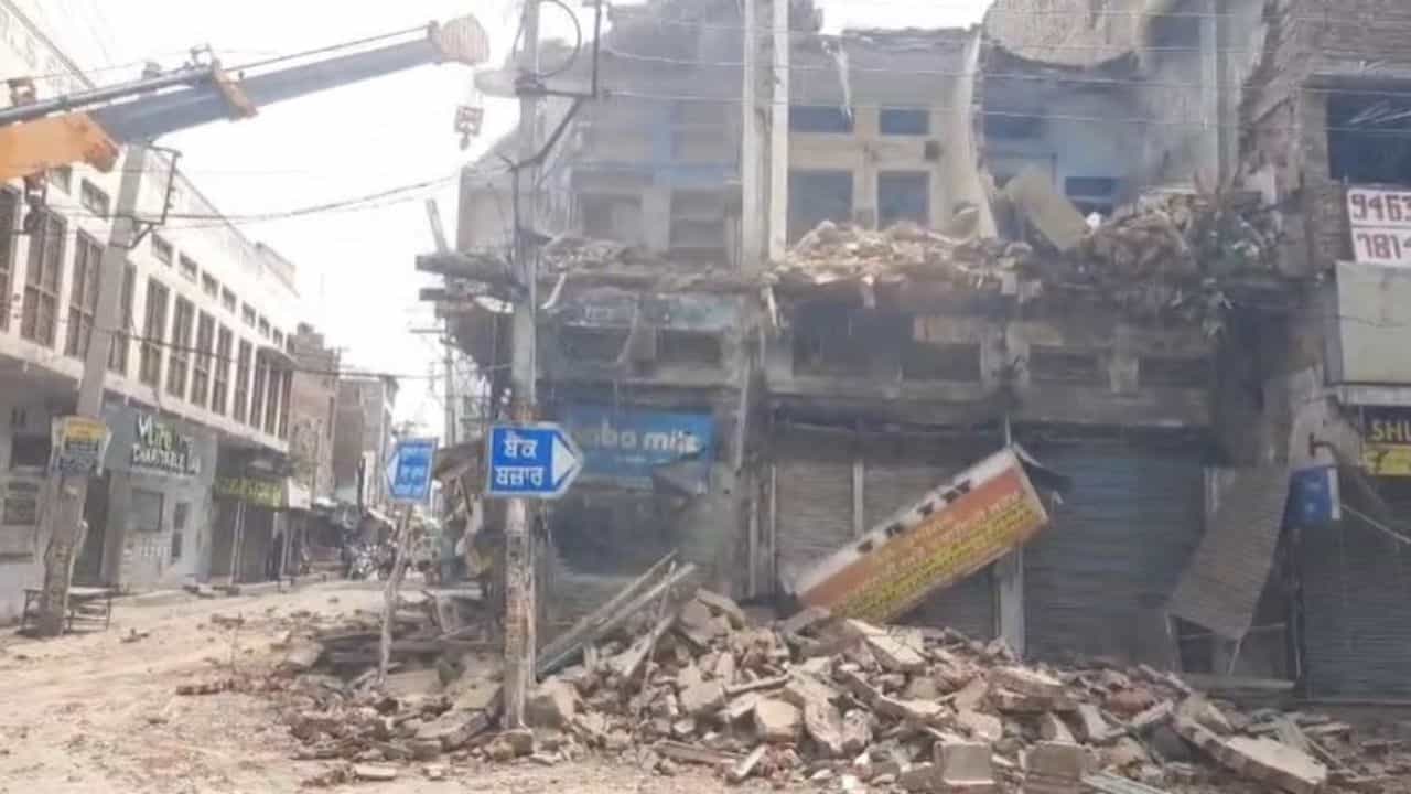 ਭਾਰੀ ਮੀਂਹ ਅਤੇ ਤੂਫ਼ਾਨ ਕਾਰਨ ਤਾਪਮਾਨ ਡਿੱਗਿਆ, ਬਠਿੰਡਾ ਵਿੱਚ ਢਹਿ-ਢੇਰੀ ਹੋਈ ਇਮਾਰਤ