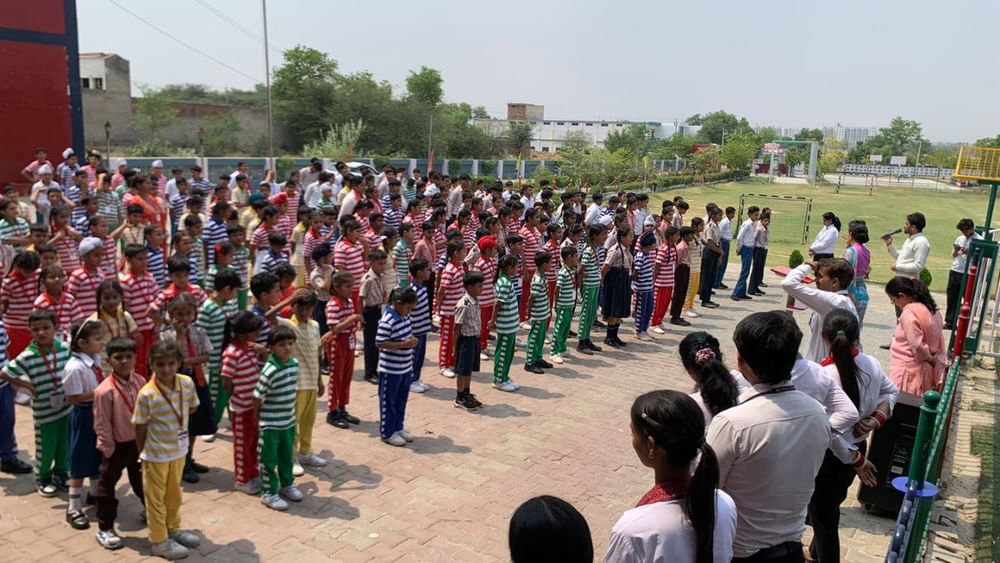 ਬਠਿੰਡਾ ਦੇ ਪਿੰਡ ਘੁੱਦਾ ਵਿੱਚ ਸਥਿਤ ਇਕ ਨਿੱਜੀ ਸਕੂਲ ਵਿੱਚ ਬੱਚਿਆਂ ਨੂੰ ਮੌਕ ਡਰਿੱਲ ਬਾਰੇ ਦੱਸਿਆ ਗਿਆ। ਬੱਚਿਆਂ ਨੂੰ ਐਮਰਜੈਂਸੀ ਸਥਿਤੀਆਂ ਦੌਰਾਨ ਵਰਤੀਆਂ ਜਾਣ ਵਾਲੀਆਂ ਸਾਵਧਾਨੀਆਂ ਬਾਰੇ ਜਾਗਰੂਕ ਕੀਤਾ ਤਾਂ ਜੋ ਭਵਿੱਖ ਵਿੱਚ ਜੇਕਰ ਜੰਗ ਦੀ ਸਥਿਤੀ ਪੈਦਾ ਹੁੰਦੀ ਹੈ, ਤਾਂ ਉਹ ਘਬਰਾਉਣ ਨਾ ਸਗੋਂ ਹਦਾਇਤਾਂ ਅਨੁਸਾਰ ਸਾਵਧਾਨੀ ਵਰਤਣ।