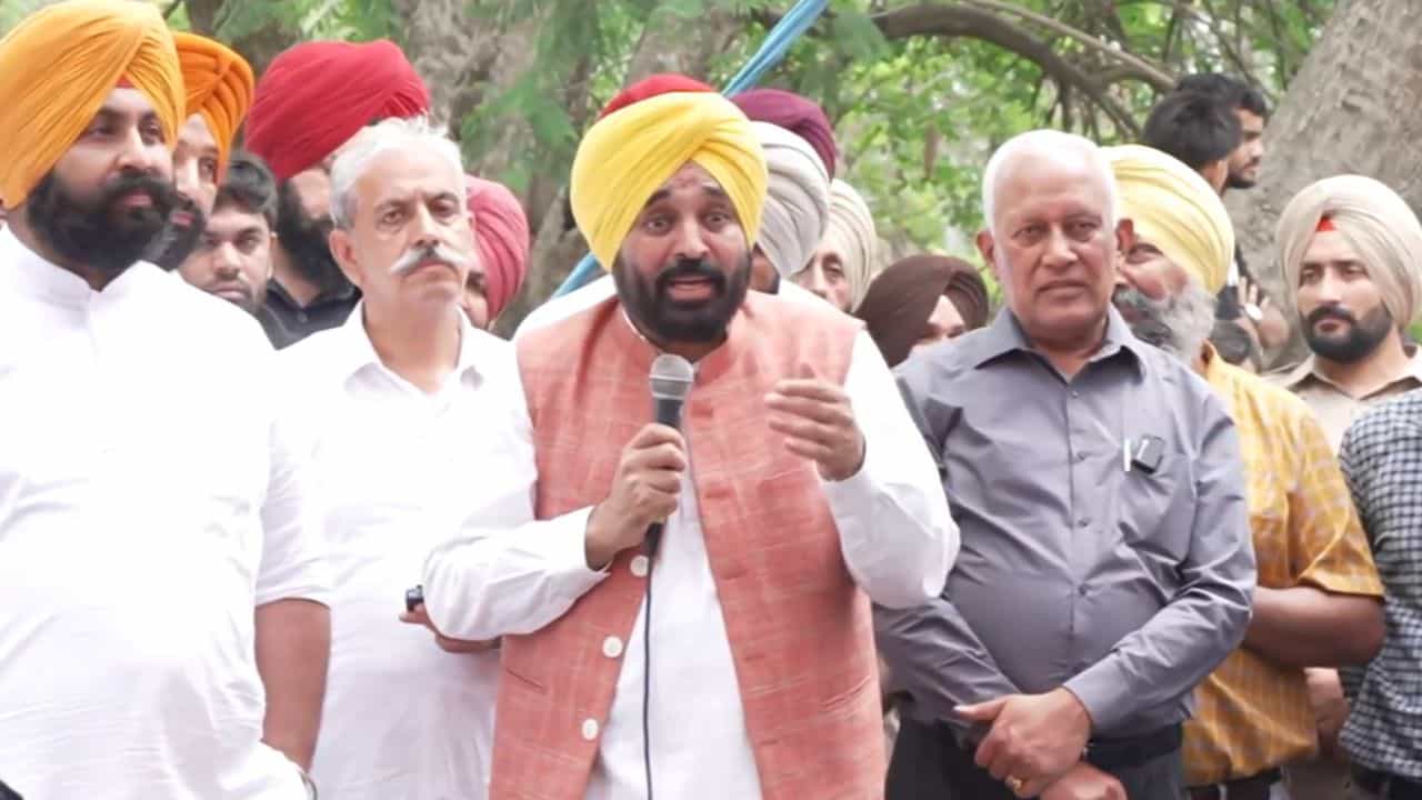 BBMB Water Controversy: ਨੰਗਲ ਡੈਮ ਤੇ ਭੱਖਿਆ ਮਾਹੌਲ, ਨੰਗਲ ਡੈਮ ਪਹੁੰਚੇ ਸੀਐਮ ਮਾਨ ਬੋਲੇ - ਕਿਸੇ ਵੀ ਕੀਮਤ ਤੇ ਨਹੀਂ ਦੇਵਾਂਗੇ ਪਾਣੀ BBMB Water Controversy: ਨੰਗਲ ਡੈਮ ਤੇ ਭੱਖਿਆ ਮਾਹੌਲ, ਨੰਗਲ ਡੈਮ ਪਹੁੰਚੇ ਸੀਐਮ ਮਾਨ ਬੋਲੇ - ਕਿਸੇ ਵੀ ਕੀਮਤ ਤੇ ਨਹੀਂ ਦੇਵਾਂਗੇ ਪਾਣੀ