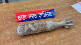 ਫਾਜ਼ਿਲਕਾ ‘ਚ ਬਾਰਡਰ ਨੇੜਿਓਂ ਮਿਲਿਆ ਮੋਰਟਾਰ ਸ਼ੈਲ, ਪੁਲਿਸ ਨੇ ਹਿਰਾਸਤ ‘ਚ ਲਿਆ ਫਾਜ਼ਿਲਕਾ ‘ਚ ਬਾਰਡਰ ਨੇੜਿਓਂ ਮਿਲਿਆ ਮੋਰਟਾਰ ਸ਼ੈਲ, ਪੁਲਿਸ ਨੇ ਹਿਰਾਸਤ ‘ਚ ਲਿਆ...