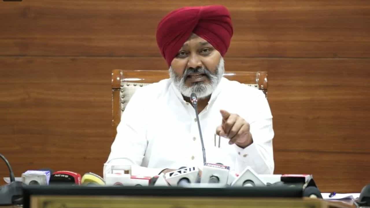 ਪੰਜਾਬ ਦੇ ਖਜ਼ਾਨਾ ਮੰਤਰੀ ਹਰਪਾਲ ਚੀਮਾ ਦਾ ਵੱਡਾ ਐਲਾਨ, ਮਹਿਲਾਵਾਂ ਨੂੰ ਜਲਦ ਮਿਲਣਗੇ 1000 ਰੁਪਏ ਪੰਜਾਬ ਦੇ ਖਜ਼ਾਨਾ ਮੰਤਰੀ ਹਰਪਾਲ ਚੀਮਾ ਦਾ ਵੱਡਾ ਐਲਾਨ, ਮਹਿਲਾਵਾਂ ਨੂੰ ਜਲਦ ਮਿਲਣਗੇ 1000 ਰੁਪਏ