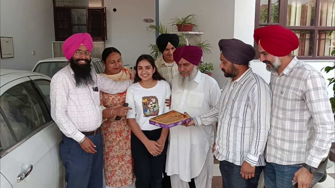 PSEB  12ਵੀਂ ਚ ਬਰਨਾਲਾ ਦੀ ਹਰਸੀਰਤ ਆਈ ਅੱਵਲ, 500 ਚੋਂ 500 ਅੰਕ ਕੀਤੇ ਪ੍ਰਾਪਤ; MBBS ਕਰਕੇ ਬਣਨਾ ਚਾਹੁੰਦੀ ਹੈ ਗਾਇਨੀਕੋਲੋਜਿਸਟ